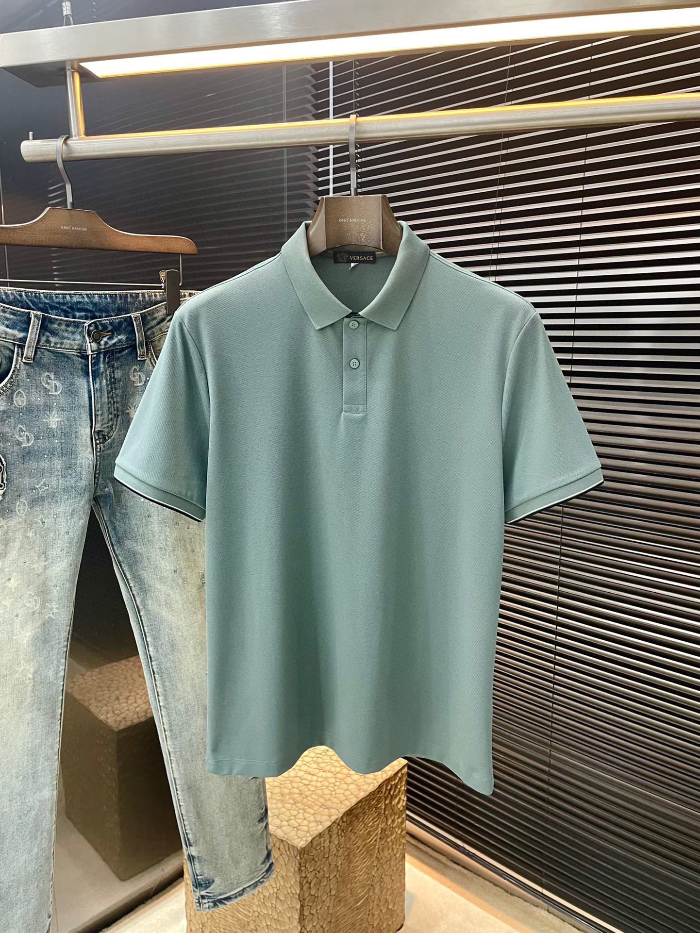 NO:453998,P Versace- (Versace) The latest POLO short-sleeved sleeves in spring and summer, using the latest Laiser mulberry silk fabric, which is resistant to washing and not easy to fade, has a soft feel and soft and comfortable composition. Classic design style, special customization, simple cutting method, reflecting the extraordinary craftsmanship of workers, full of high-end fashion sense! The style is quite good at casual and versatile. Size M-3XL Color Iron gray Dark green Gray green Orange Khaki Shipping the next day, versace, versace, T-shirt, alexander wang19860909P  Versace-（范思哲） 年春夏最新款POLO短袖,采用最新莱赛尔桑蚕丝面料,耐水洗不易掉色,手感柔软、成分柔软舒适 经典设计风格 特殊定制 简单的裁剪方式拼接,体现出工人不凡的工艺,高端时尚感十足！版型相当赞休闲百搭款.尺码 M-3XL 顏色 铁灰 墨绿 灰绿 橙色 卡其色 隔天出货,,versace,versace,T-shirt,alexander wang,Men's clothing