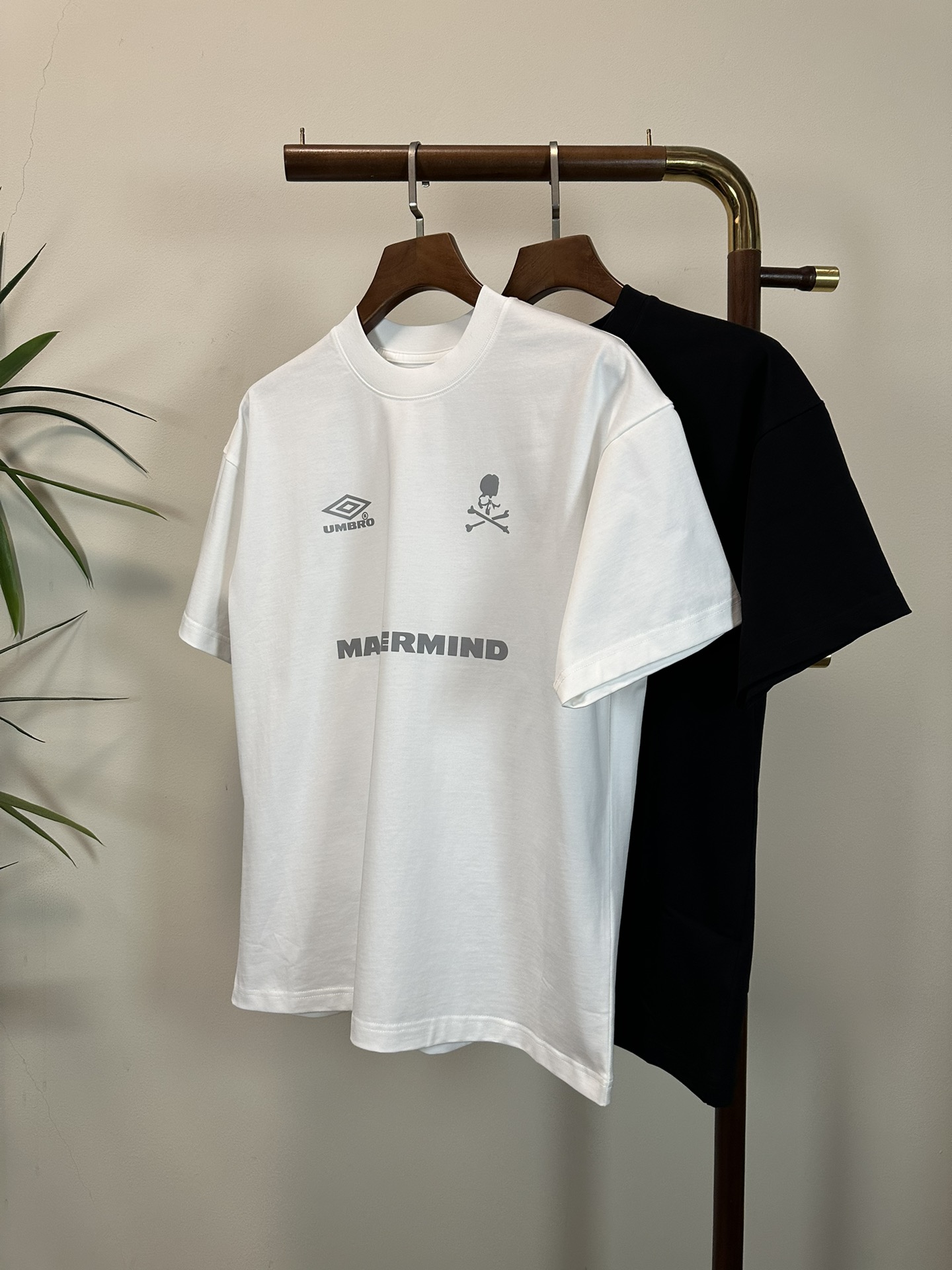 NO:455004,MMJ 2025 new round neck short-sleeved T-shirt high-end version!  Customized fabrics for counters are breathable and comfortable, with impeccable details, and the brand element design concept reflects high quality. The feel is delicate and soft!  It is casually cut, with a great upper body style!  Code number M-3XL, T-shirt,tees,t-shirt,alexander wang19860909MMJ 2025新款 圆领 短袖 T恤 高端版本！专柜定制面料 透气舒适度高,细节无可挑剔,品牌元素设计理念,体现高品质.手感细腻柔软！呈现休闲裁剪,上身版型超赞！ 码数M-3XL,,T-shirt,tees，t-shirt,alexander wang,Men's clothing