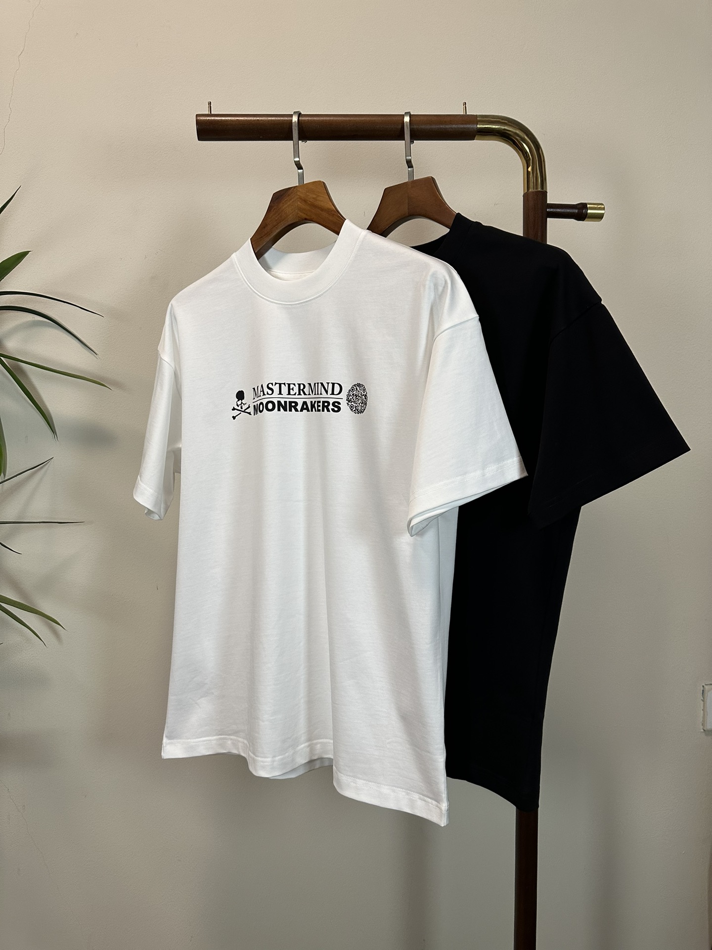 NO:455016,MMJ 2025 new round neck short-sleeved T-shirt high-end version!  Customized fabrics for counters are breathable and comfortable, with impeccable details, and the brand element design concept reflects high quality. The feel is delicate and soft!  It is casually cut, with a great upper body style!  Code number M-3XL, T-shirt,tees,t-shirt,alexander wang19860909MMJ 2025新款 圆领 短袖 T恤 高端版本！专柜定制面料 透气舒适度高,细节无可挑剔,品牌元素设计理念,体现高品质.手感细腻柔软！呈现休闲裁剪,上身版型超赞！ 码数M-3XL,,T-shirt,tees，t-shirt,alexander wang,Men's clothing