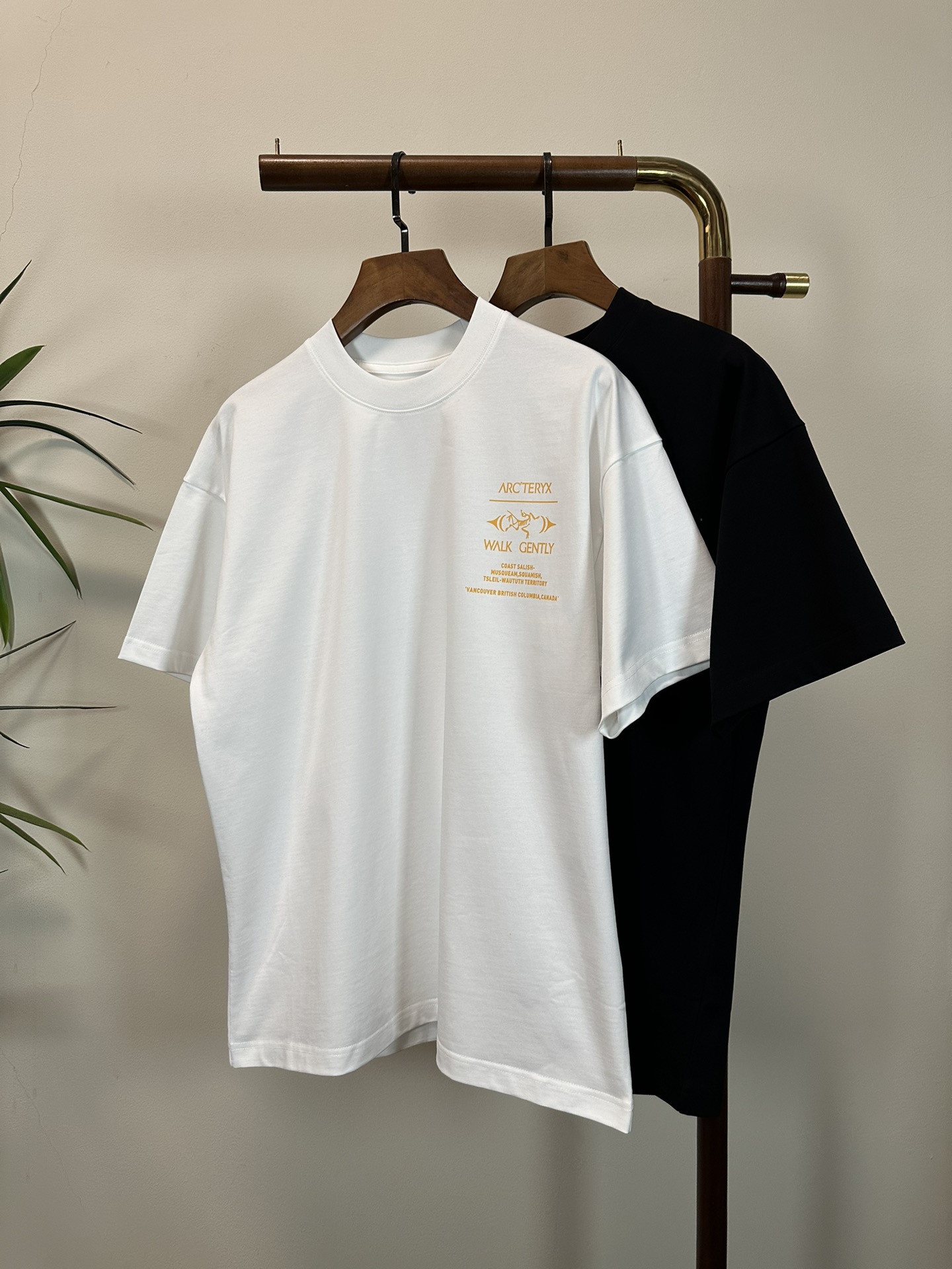 NO:455051,ARC Archaeopteryx 2025 new round neck short-sleeved T-shirt high-end version!  Customized fabrics for counters are breathable and comfortable, with impeccable details, and the brand element design concept reflects high quality. The feel is delicate and soft!  It is casually cut, with a great upper body style!  Code number M-3XL, arc'teryx, T-shirt,tees, t-shirt,alexander wang19860909ARC 始祖鸟 2025新款 圆领 短袖 T恤 高端版本！专柜定制面料 透气舒适度高,细节无可挑剔,品牌元素设计理念,体现高品质.手感细腻柔软！呈现休闲裁剪,上身版型超赞！ 码数M-3XL,arc'teryx,T-shirt,tees，t-shirt,alexander wang,Men's clothing