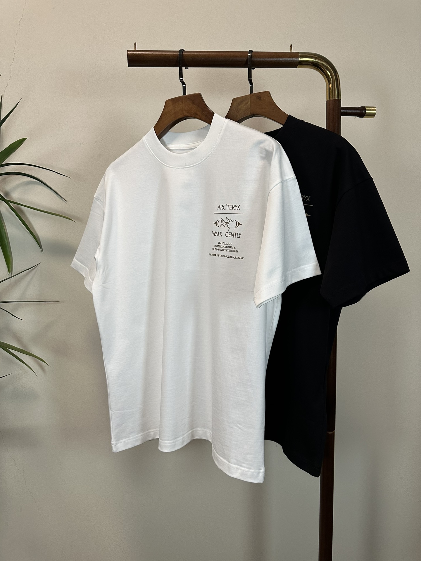 NO:455022,ARC Archaeopteryx 2025 new round neck short-sleeved T-shirt high-end version!  Customized fabrics for counters are breathable and comfortable, with impeccable details, and the brand element design concept reflects high quality. The feel is delicate and soft!  It is casually cut, with a great upper body style!  Code number M-3XL, arc'teryx, T-shirt,tees, t-shirt,alexander wang19860909ARC 始祖鸟 2025新款 圆领 短袖 T恤 高端版本！专柜定制面料 透气舒适度高,细节无可挑剔,品牌元素设计理念,体现高品质.手感细腻柔软！呈现休闲裁剪,上身版型超赞！ 码数M-3XL,arc'teryx,T-shirt,tees，t-shirt,alexander wang,Men's clothing