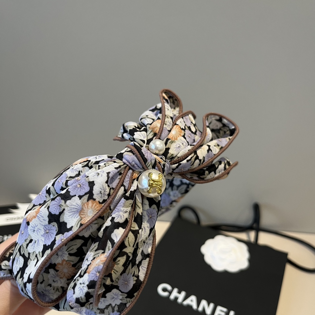 🆕

Celine赛琳新款蝴蝶结碎花发箍