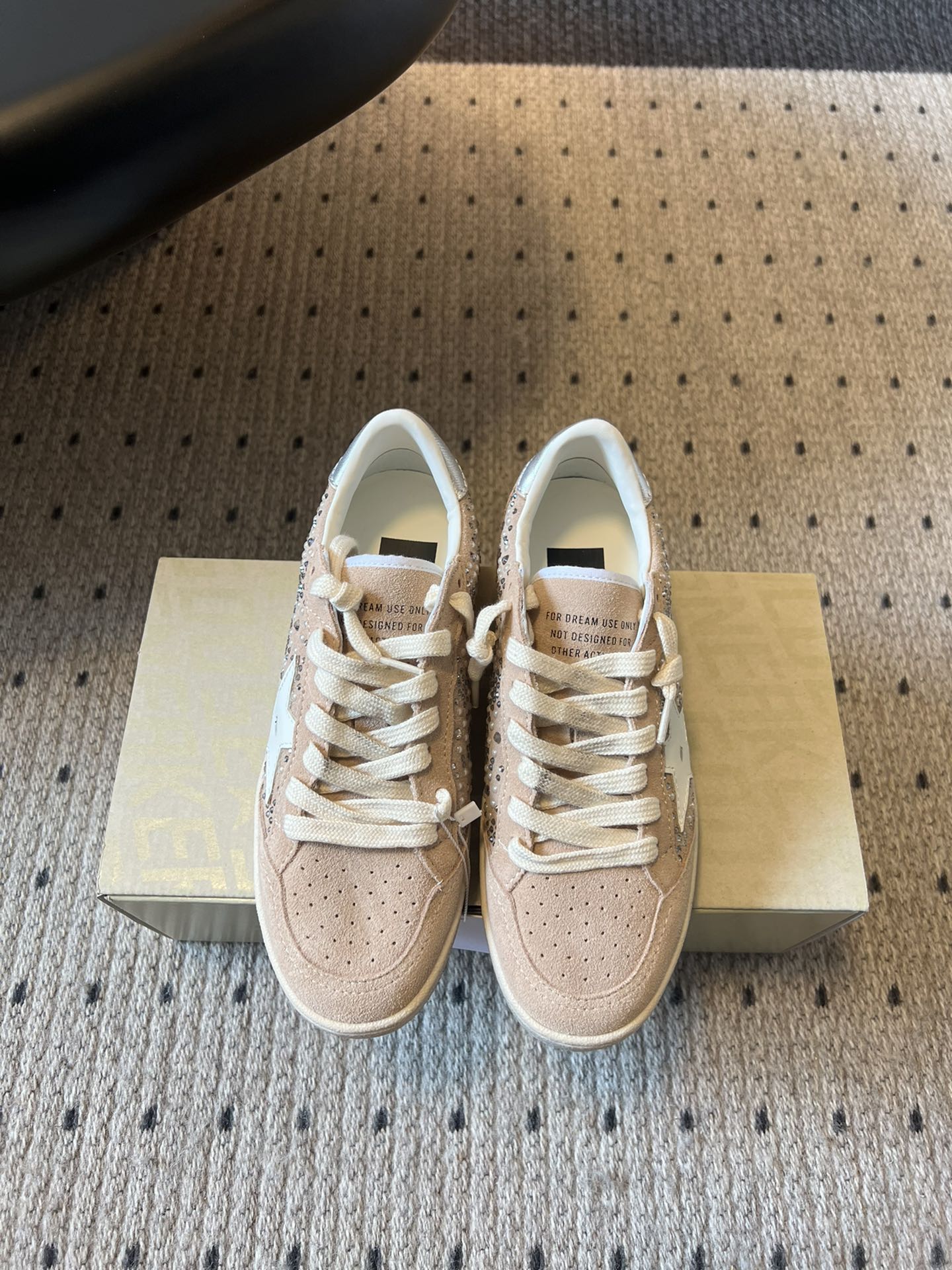 NO:449427,Purchase level GGDB Golden Goos* 25ss small dirty shoes, German training shoes ggdb classic couples small dirty shoes. To the point of being popular, white shoes, and various small dirty shoes are worn!  Celebrity private server demonstration × It’s so versatile!  No need to worry about washing shoes anymore!  Original custom cowhide (the essence of old making) inner towel + cowhide foot pad, original mold opening 3.5cm high-rise latex insole, irregular hand-polished torn upper, even the soles are polished and worn Size# women 35-40 (40 custom made without return), casual shoes/sports shoes, sneakers, cowhide19860909代购级 GGDB Golden Goos* 25ss 小脏鞋 德训鞋 ggdb经典情侣款小脏鞋 火红程度上怼小白鞋,下踩各类小脏鞋！明星私服上脚示范 ×就是这么百搭 ！再也不用担心洗鞋的问题啦！ 鞋面原版定制牛皮（做旧精髓所在）内里毛巾+牛皮垫脚,原版开模3.5cm内增高乳胶鞋垫 不规则手工打磨做破鞋面,就连鞋底也是打磨做旧的 Size#女35-40（40订做不退换）,休闲鞋/运动鞋,sneakers,cowhide,Women's Shoes