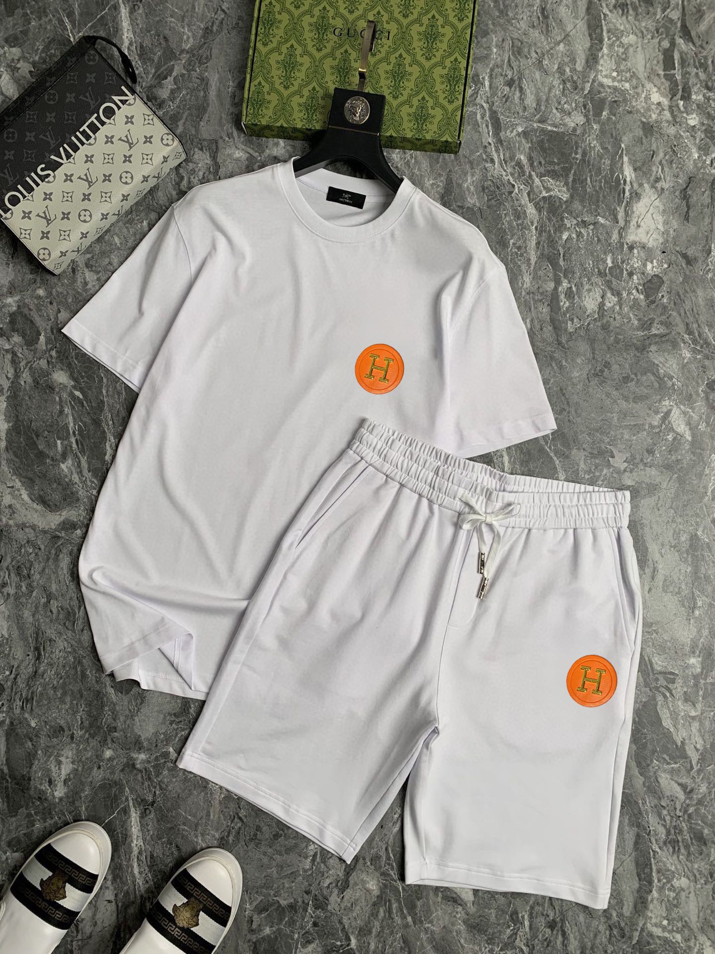 Hermès 品牌【HERMES 爱马仕】 2025新款男士短袖短裤套装 销售 市面高端版本 手感细腻柔软 让你穿着更加舒适 立体裁剪版型超赞 尺码:M-5XL下单请报身高体重