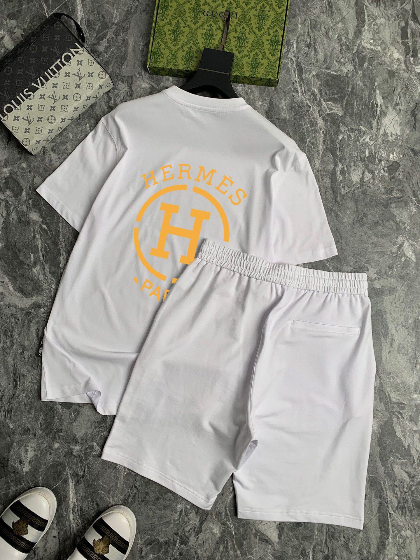 Hermès 品牌【HERMES 爱马仕】 2025新款男士短袖短裤套装 销售 市面高端版本 手感细腻柔软 让你穿着更加舒适 立体裁剪版型超赞 尺码:M-5XL下单请报身高体重