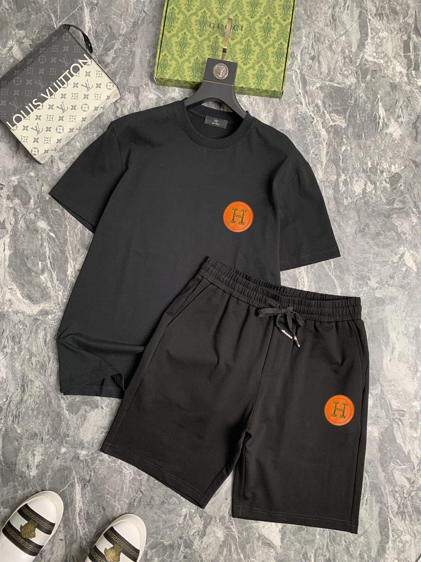 Hermès 品牌【HERMES 爱马仕】 2025新款男士短袖短裤套装 销售 市面高端版本 手感细腻柔软 让你穿着更加舒适 立体裁剪版型超赞 尺码:M-5XL下单请报身高体重