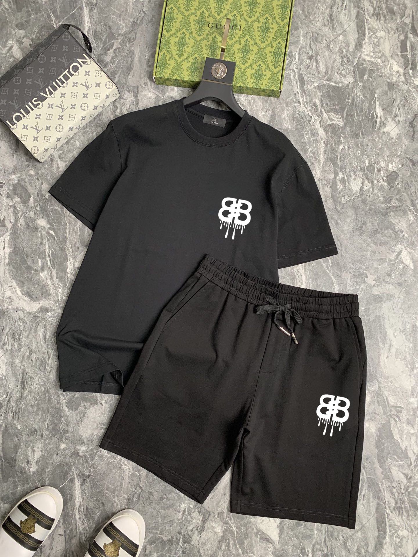 Balenciaga 品牌【BALENCIAGA 巴黎世家】 2025新款男士短袖短裤套装 销售 市面高端版本 手感细腻柔软 让你穿着更加舒适 立体裁剪版型超赞 尺码:M-5XL下单请报身高体重