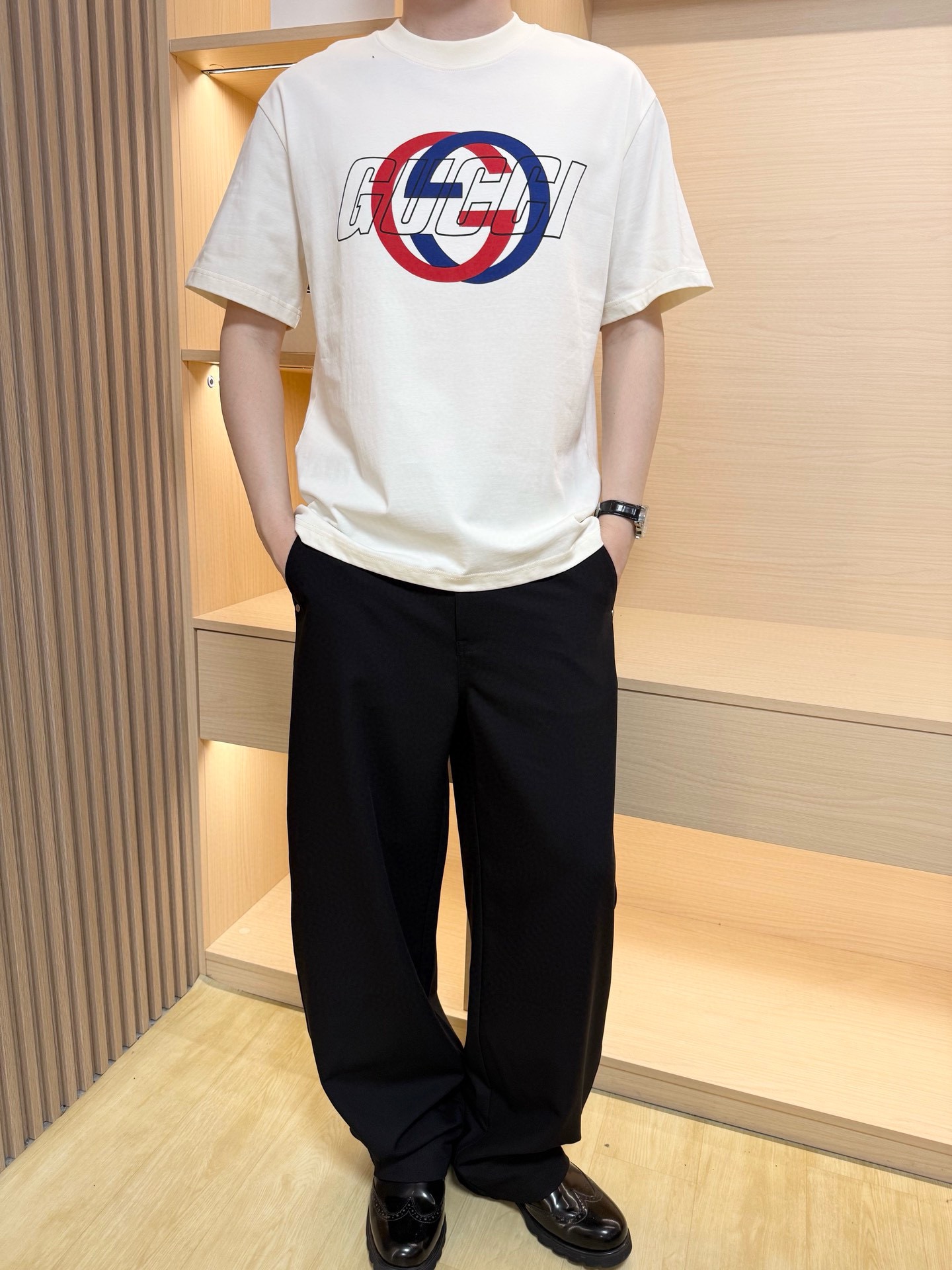 NO:453611,Guqi-2025 latest round neck T-shirt shipment, hot-selling items in Europe and the United States!  Selected high-density precision cotton fabric imported from Italy, the brand logo on the chest is matched with the latest design, showing fashion, the base and outerwear are quite good looking. The code number XS-XL (model 180/140 wear S, with Hong Kong Lane Crawford gift box packaging), tees, t-shirt, alexander wang19860909古琦-2025最新圆领T恤出货 欧美热销单品！精选意大利进口高密精棉面料,胸口的品牌标志搭配最新的设计,彰显时尚 打底和外穿都相当好看.码数XS-XL（模特180/140穿S,配香港连卡佛礼盒包装）,,tees，t-shirt,alexander wang,Men's clothing