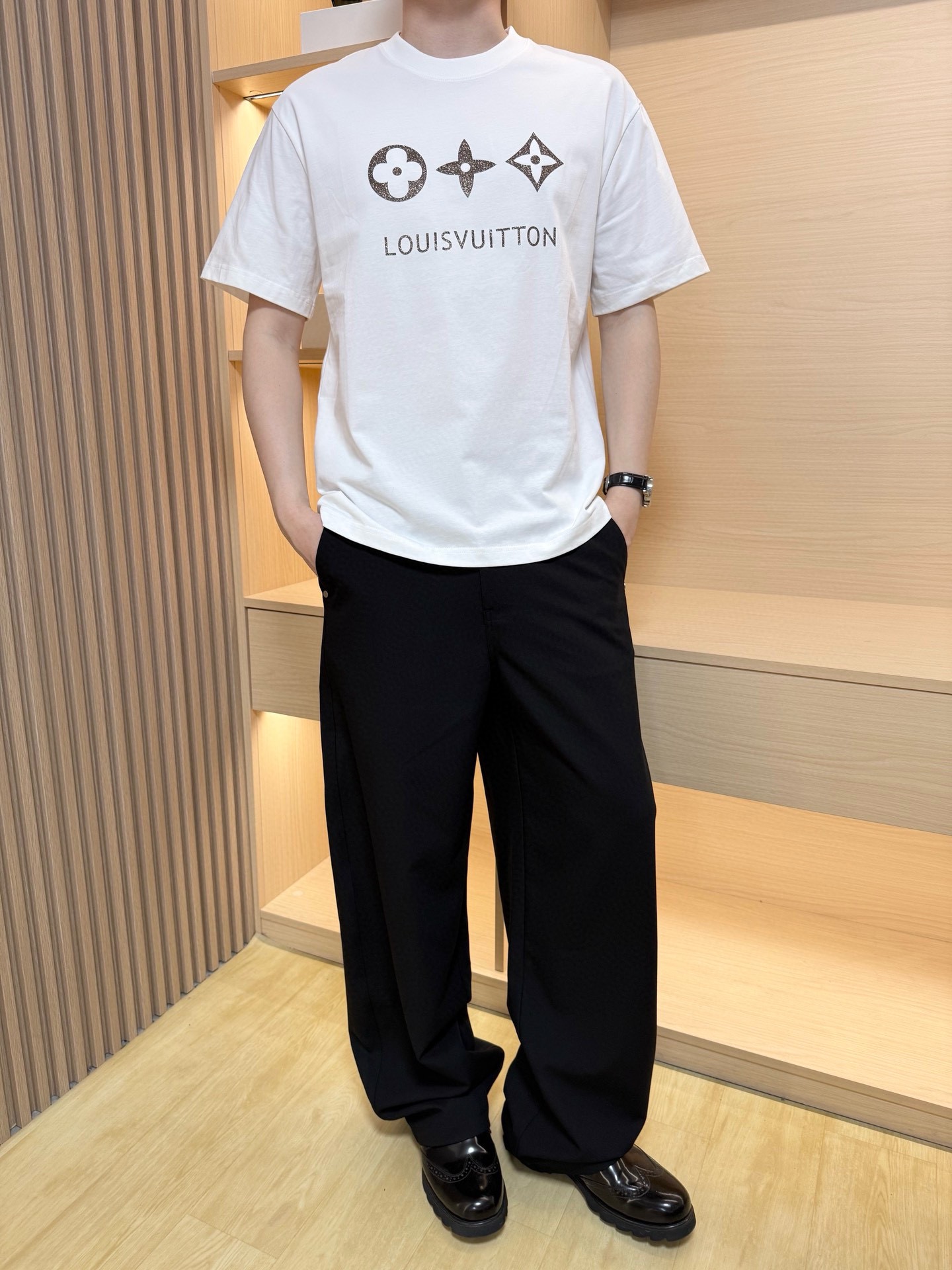 NO:453617,Louis Vuitton-2025 latest round neck T-shirt shipment, hot-selling items in Europe and the United States!  Selected high-density cotton fabric imported from Italy, the brand logo on the chest is matched with the latest design, showing fashion, the base and outerwear are quite good looking. The number of code XS-XL (model 180/140 wear S, with Hong Kong Lane Crawford gift box packaging), louis vuitton,tees, t-shirt, alexander wang19860909路易威登-2025最新圆领T恤出货 欧美热销单品！精选意大利进口高密精棉面料,胸口的品牌标志搭配最新的设计,彰显时尚 打底和外穿都相当好看.码数XS-XL（模特180/140穿S,配香港连卡佛礼盒包装）,,louis vuitton,tees，t-shirt,alexander wang,Men's clothing