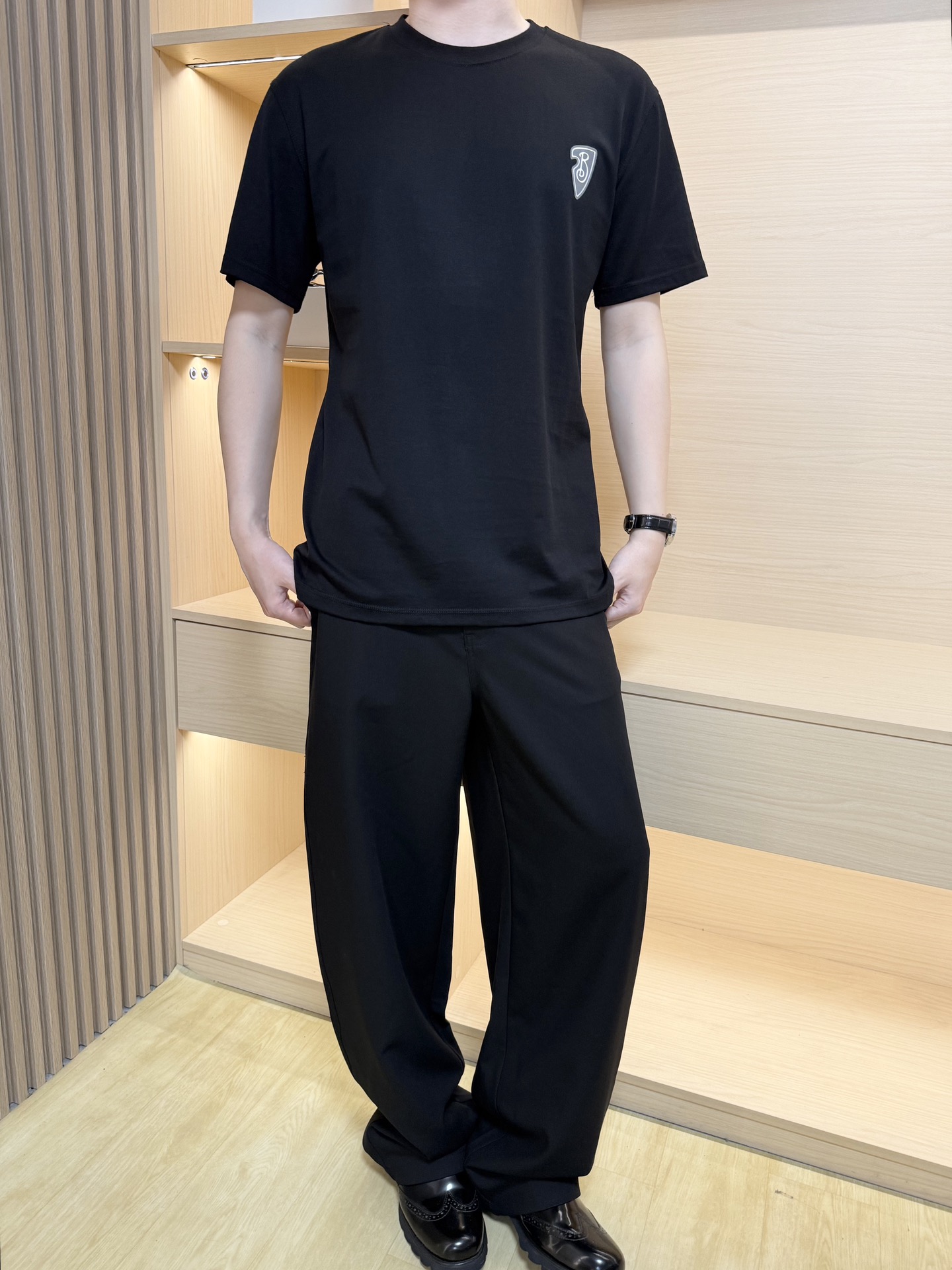 NO:453622,Burberry-2025 latest hot T-shirt shipment, hot-selling items in Europe and the United States!  Selected Italian imported fine cotton fabrics with simple and elegant designs, the brand B logo on the chest highlights the charm, and the upper body effect can be seen. S-XXL (model 180/140 wears M, with Hong Kong Lane Crawford gift box packaging), burberry,tees, t-shirt, alexander wang19860909巴宝莉-2025最新爆款T恤出货 欧美热销单品！精选意大利进口精棉面料搭配简约大方的设计,胸前的品牌大B标志彰显韵味 上身效果看得见.码数S-XXL（模特180/140穿M,配香港连卡佛礼盒包装）,,burberry,tees，t-shirt,alexander wang,Men's clothing