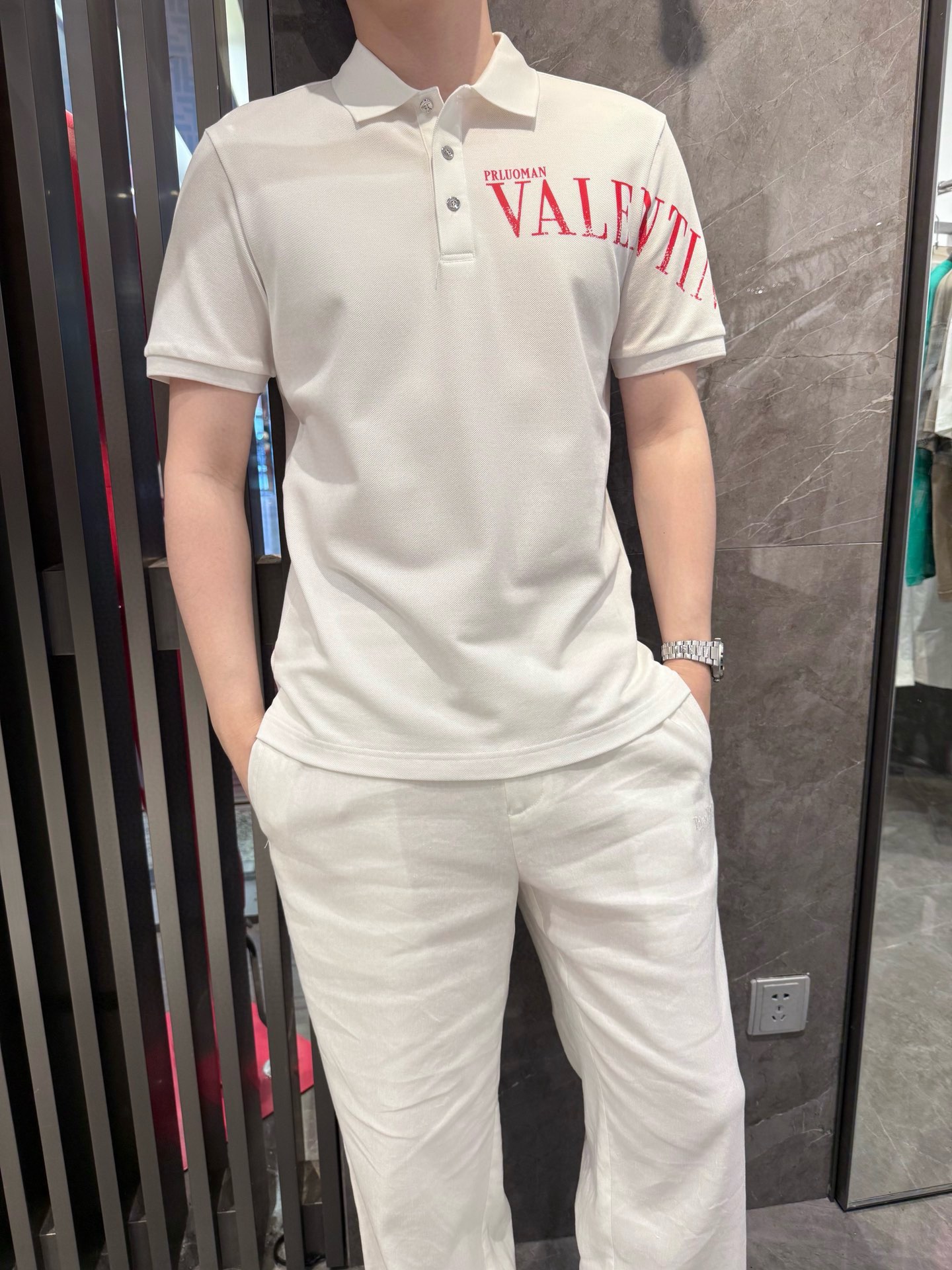 NO:453609,Valentino-2025 latest polo shipments, hot-selling items in Europe and the United States!  Selected Italian imported brand bead floor cotton fabrics, the chest brand logo is matched with the latest design, highlighting fashion!  Number of codes 48-56 (model 180/140 wears 50, with Hong Kong Lane Crawford gift box packaging), valentino, alexander wang19860909华伦天奴-2025最新polo出货 欧美热销单品！精选意大利进口品牌珠地棉面料,胸口品牌标志搭配最新的设计,彰显时尚 ！码数48-56（模特180/140穿50,配香港连卡佛礼盒包装）,,valentino,alexander wang,Men's clothing