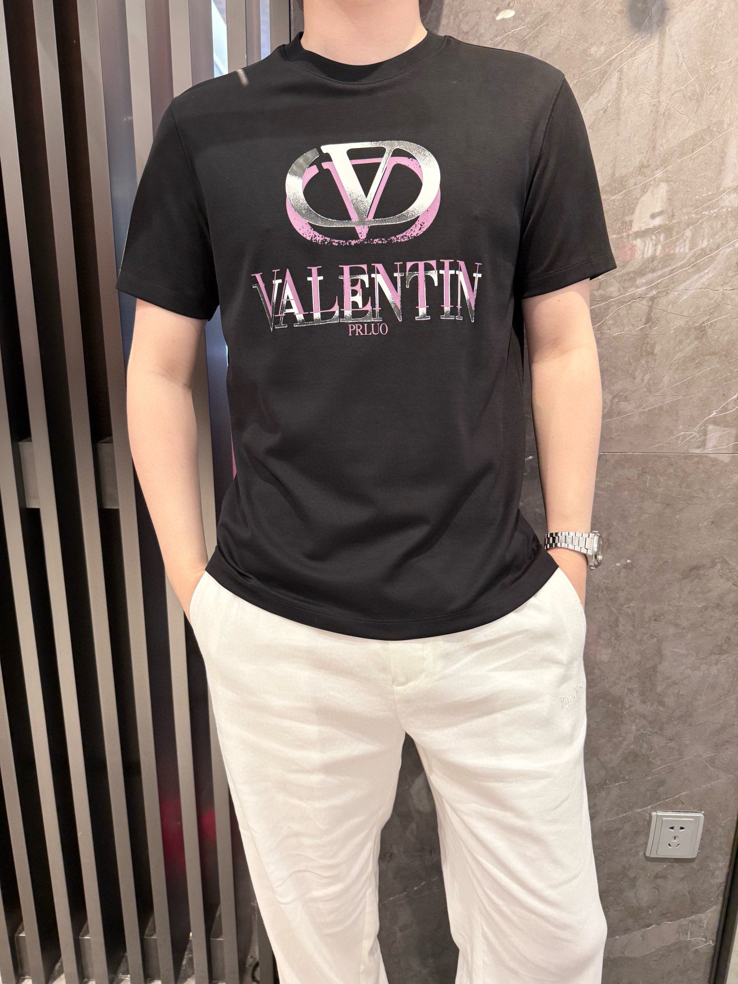 NO:453615,Valentino - the latest T-shirt shipment in 2025, hot-selling items in Europe and the United States!  Selected Italian imported brand European cotton fabrics, the latest brand printing designs, highlighting fashion!  Number of codes 48-56 (model 180/140 wears 50, with Hong Kong Lane Crawford gift box packaging), valentino,tees, t-shirt,alexander wang19860909华伦天奴-2025最新T恤出货 欧美热销单品！精选意大利进口品牌欧货棉面料,最新的品牌印花设计,彰显时尚 ！码数48-56（模特180/140穿50,配香港连卡佛礼盒包装）,,valentino,tees，t-shirt,alexander wang,Men's clothing