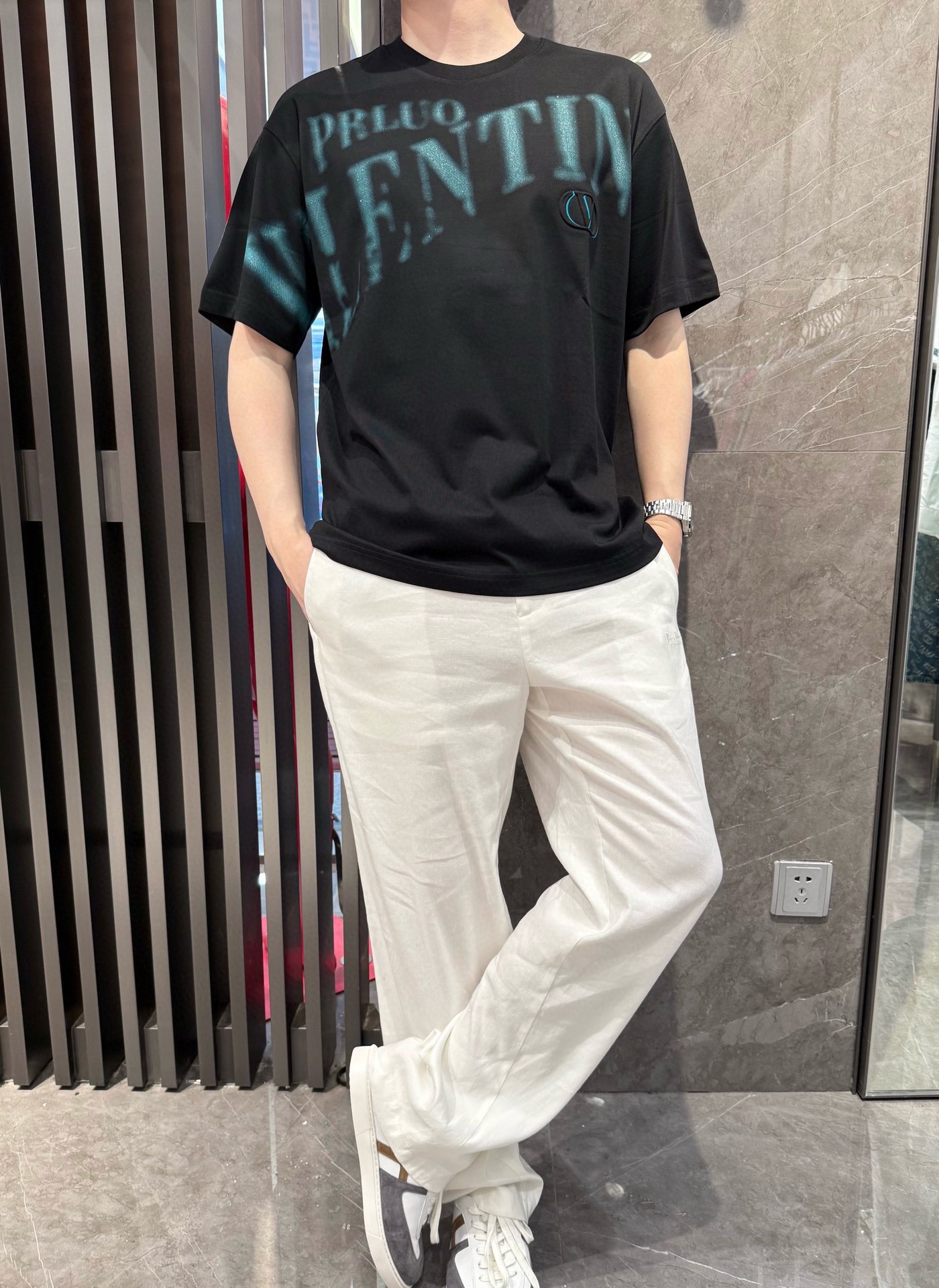 NO:453620,Valentino - the latest T-shirt shipment in 2025, hot-selling items in Europe and the United States!  Select 100% brand European cotton fabrics imported from Italy, the latest brand printing design, highlighting fashion!  Number of codes 48-56 (model 180/140 wears 50, with Hong Kong Lane Crawford gift box packaging), valentino,tees, t-shirt,alexander wang19860909华伦天奴-2025最新T恤出货 欧美热销单品！精选意大利进口百分百品牌欧货棉面料,最新的品牌印花设计,彰显时尚 ！码数48-56（模特180/140穿50,配香港连卡佛礼盒包装）,,valentino,tees，t-shirt,alexander wang,Men's clothing