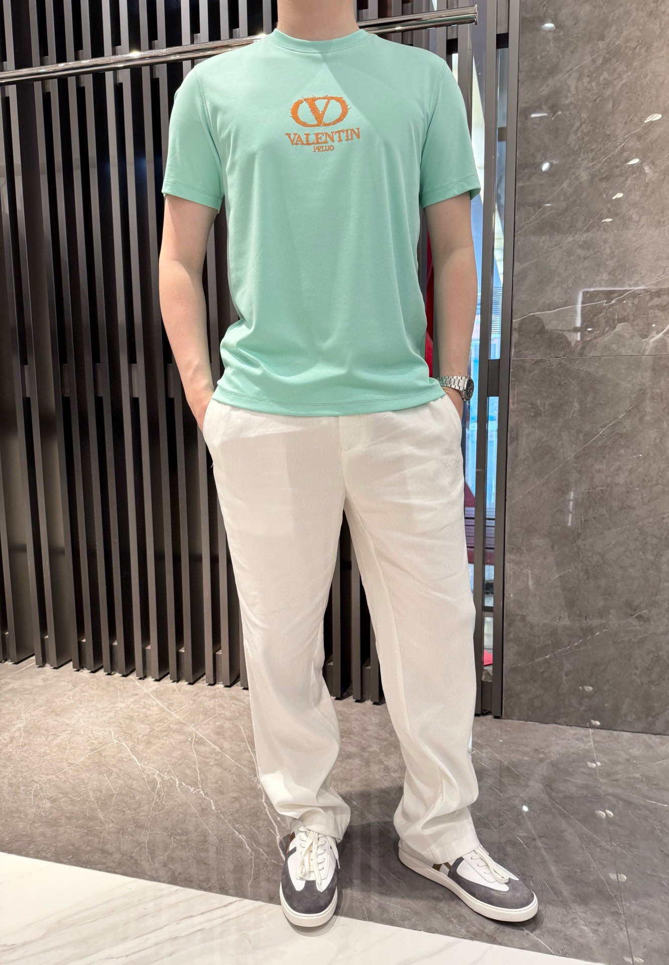 NO:453625,Valentino - the latest T-shirt shipment in 2025, hot-selling items in Europe and the United States!  Selected Italian imported brand long lemon cotton fabrics, the latest brand printing designs, highlighting fashion!  Number of codes 48-56 (model 180/140 wears 50, with Hong Kong Lane Crawford gift box packaging), valentino,tees, t-shirt,alexander wang19860909华伦天奴-2025最新T恤出货 欧美热销单品！精选意大利进口品牌长绒棉面料,最新的品牌印花设计,彰显时尚 ！码数48-56（模特180/140穿50,配香港连卡佛礼盒包装）,,valentino,tees，t-shirt,alexander wang,Men's clothing