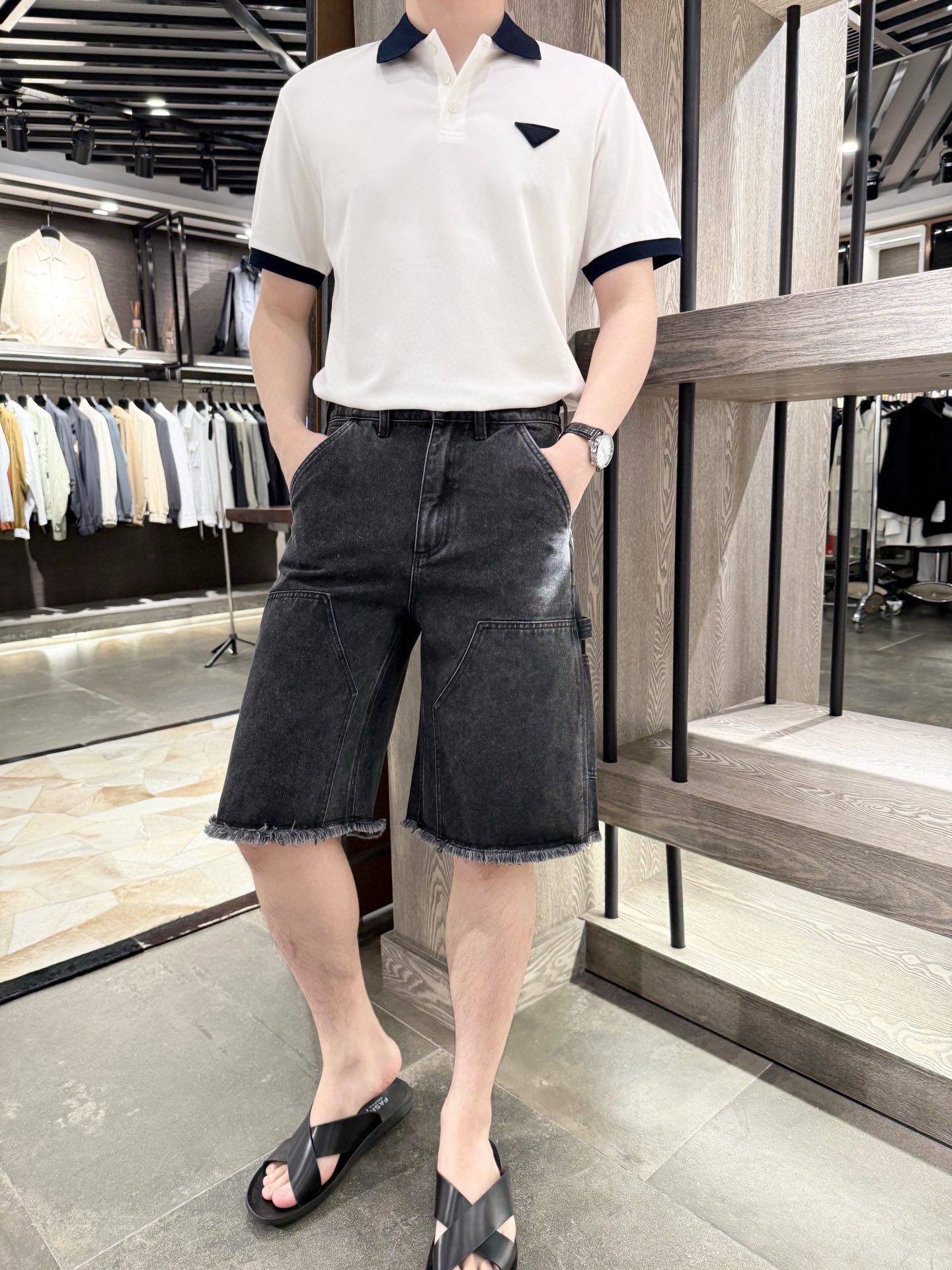 NO:453584,Lv-2025 summer hot denim shorts, high-quality pure cotton 130oz, loose style, bristled design at the legs, adding casual and retro atmosphere, multi-pocket design, showing the trendy and fashionable charm, S-2XL (model 180/140 wears M, with Hong Kong Lane Crawford gift box packaging),,louis vuitton, shorts,alexander wang19860909Lv-2025夏季爆款牛仔短裤,高品质纯棉130oz,宽松版型,裤脚处有毛边设计,增添随性感和复古氛围,多口袋设计,展现潮流时尚魅力,码数S-2XL(模特180/140穿M,配香港连卡佛礼盒包装),,louis vuitton,shorts,alexander wang,Men's clothing