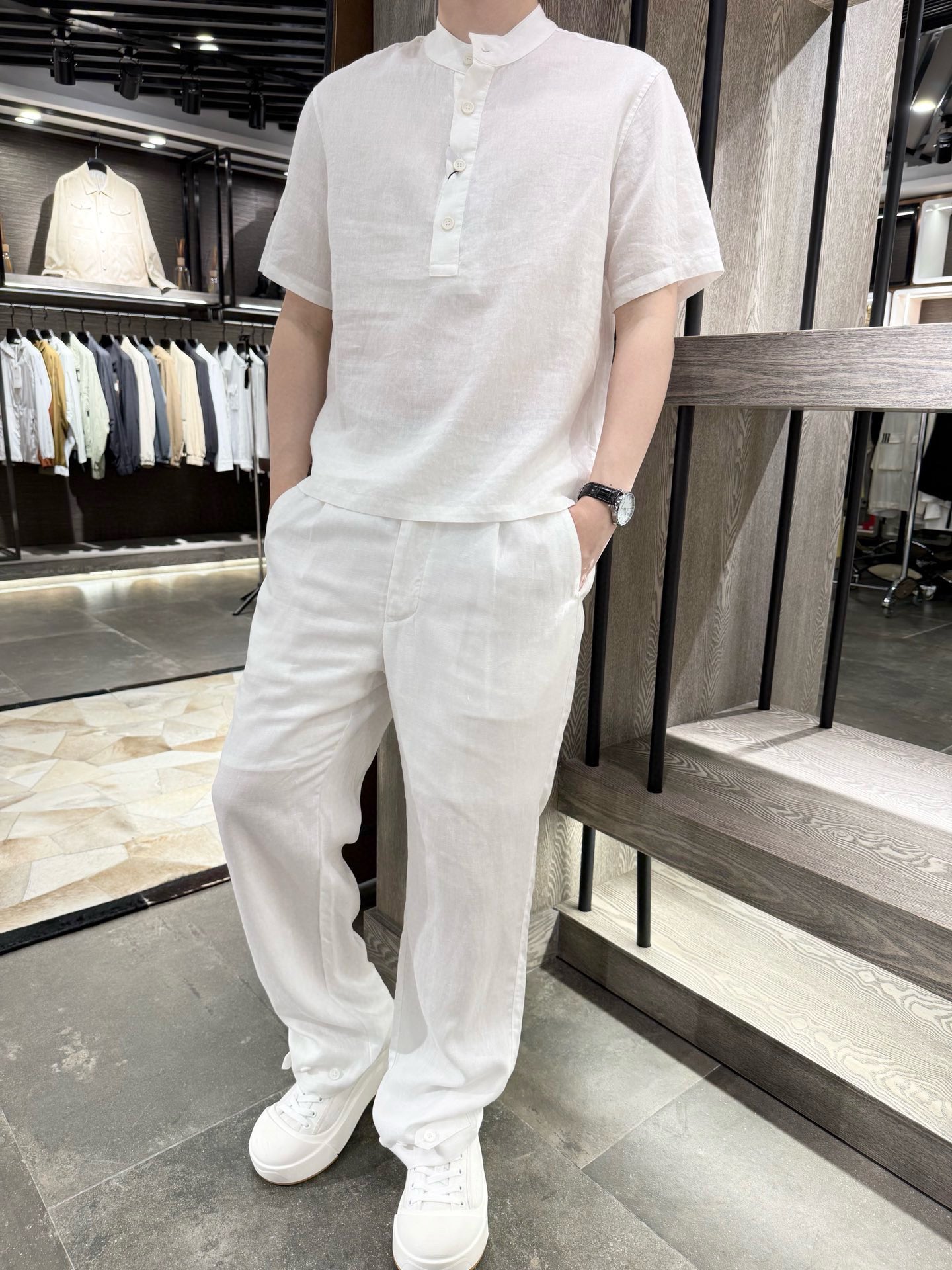 NO:453590,LP-2025 summer thin Chinese stand-alone ramie short-sleeved T-shirt, selected as the king of natural fiber ramie, with excellent texture, comfortable and breathable, exquisite neckline and button design, details show quality, first-class style, whether it is daily going out or business leisure, it can add a unique charm to you and easily interpret summer fashion. S-2XL (model 180/140 wears M, with Hong Kong Lane Crawford gift box packaging), loro piano, T-shirt, tees, t-shirt, alexander wang19860909LP-2025夏季薄款中式立领苎麻短袖T恤,甄选天然纤维之王苎麻,质感上乘,舒适透气,精致的领口与钮扣设计,细节之处彰显品质,版型一流,无论日常出街还是商务休闲,它都能为你增添一份独特的魅力,轻松诠释夏日风尚.码数S-2XL（模特180/140穿M,配香港连卡佛礼盒包装）,,loro piana,T-shirt,tees，t-shirt,alexander wang,Men's clothing