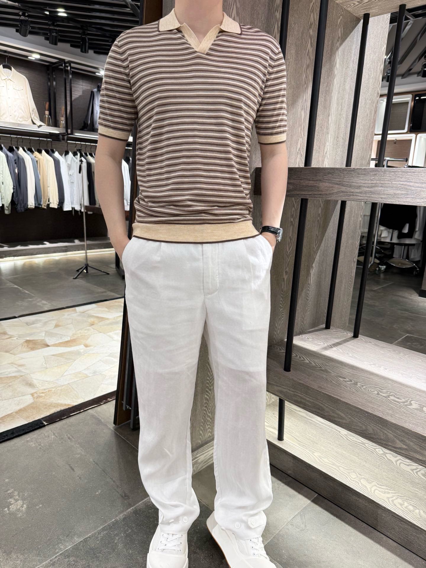 NO:453597,BV-2025 Fashion retro striped linen Tianshi Seagull collar short-sleeved T-shirt, the fabric is very soft, comfortable and breathable, the off-white ingredient is 80 acrylic 20 linen yarn, the dark brown ingredient is 80 Tianshi 20 wool, the materials are excellent, the striped design is retro and yet stylish, creating a casual fashion atmosphere, the number S-2XL (model 180/140 wears M, with Hong Kong Lane Crawford gift box packaging), bottega veneta, T-shirt,tees, t-shirt,alexander wang19860909BV-2025时尚复古条纹亚麻天丝海鸥领短袖T恤,面料非常的柔软舒适透气,米白色成份是80腈纶20亚麻纱线,深咖色成份是80天丝20羊毛,用料上乘,条纹设计,复古又不失格调,营造出随性的时尚氛围,码数S-2XL（模特180/140穿M,配香港连卡佛礼盒包装）,,bottega veneta,T-shirt,tees，t-shirt,alexander wang,Men's clothing