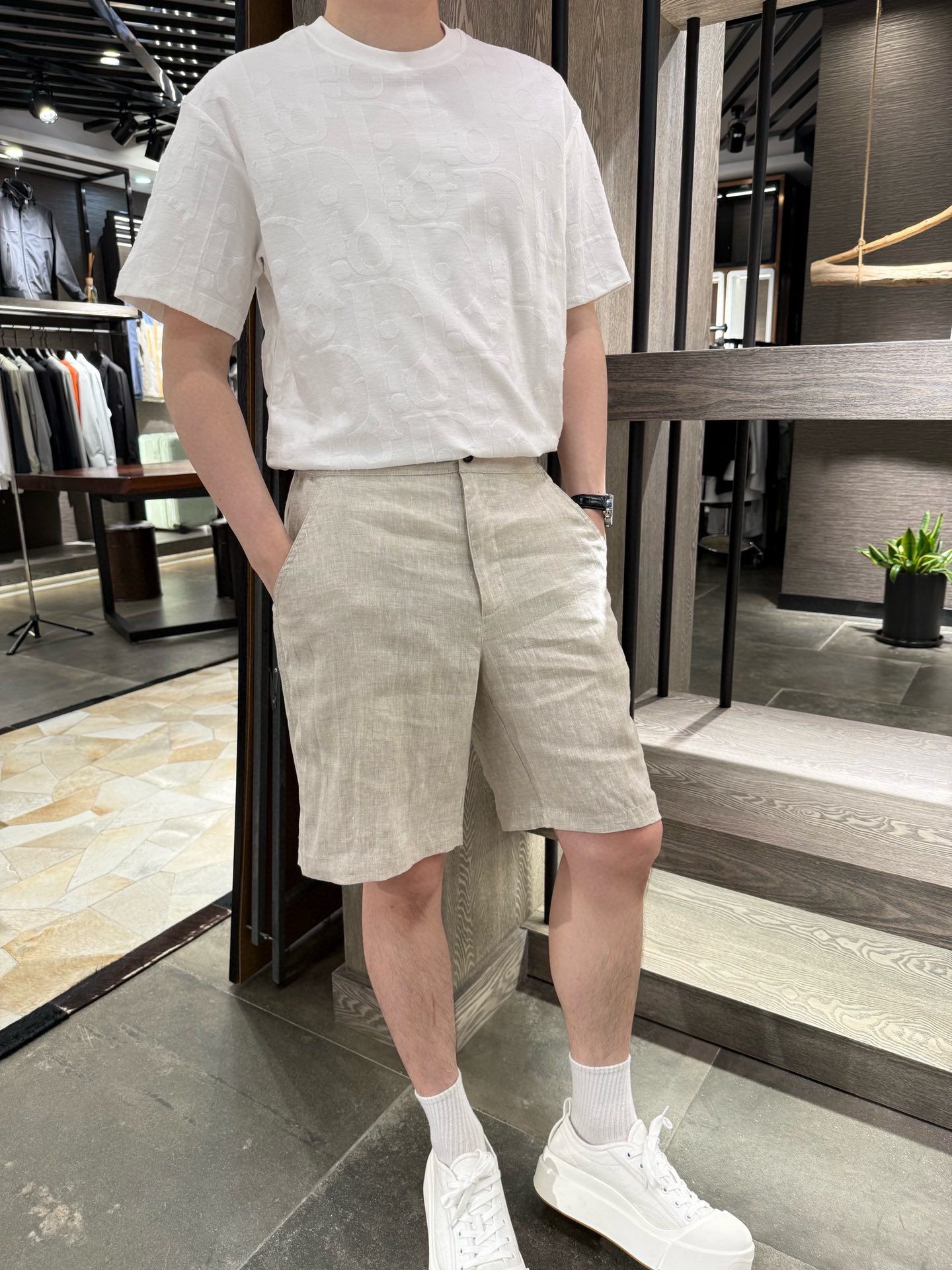 NO:453603,Dior-2025 hit jacquard short-sleeved three-dimensional pattern looks like wearing art on the body. The simple round neck is suitable for various styles, high-quality pure cotton fabric, skin-friendly and breathable, and fills the comfort. It can easily grasp the loose and high-end outfit atmosphere. It is an indispensable fashionable item in the wardrobe!  S-2XL (model 180/140 wears M, with Hong Kong Lane Crawford gift box packaging), dior, T-shirt, alexander wang19860909迪奥-2025爆款提花短袖立体纹路像把艺术穿身上 简约圆领适配各种风格,高品质纯棉面料,亲肤透气,把舒适感拉满,轻松拿捏松弛又高级的穿搭氛围 是衣柜里不可或缺的时髦单品！码数S-2XL（模特180/140穿M,配香港连卡佛礼盒包装）,,dior,T-shirt,alexander wang,Men's clothing