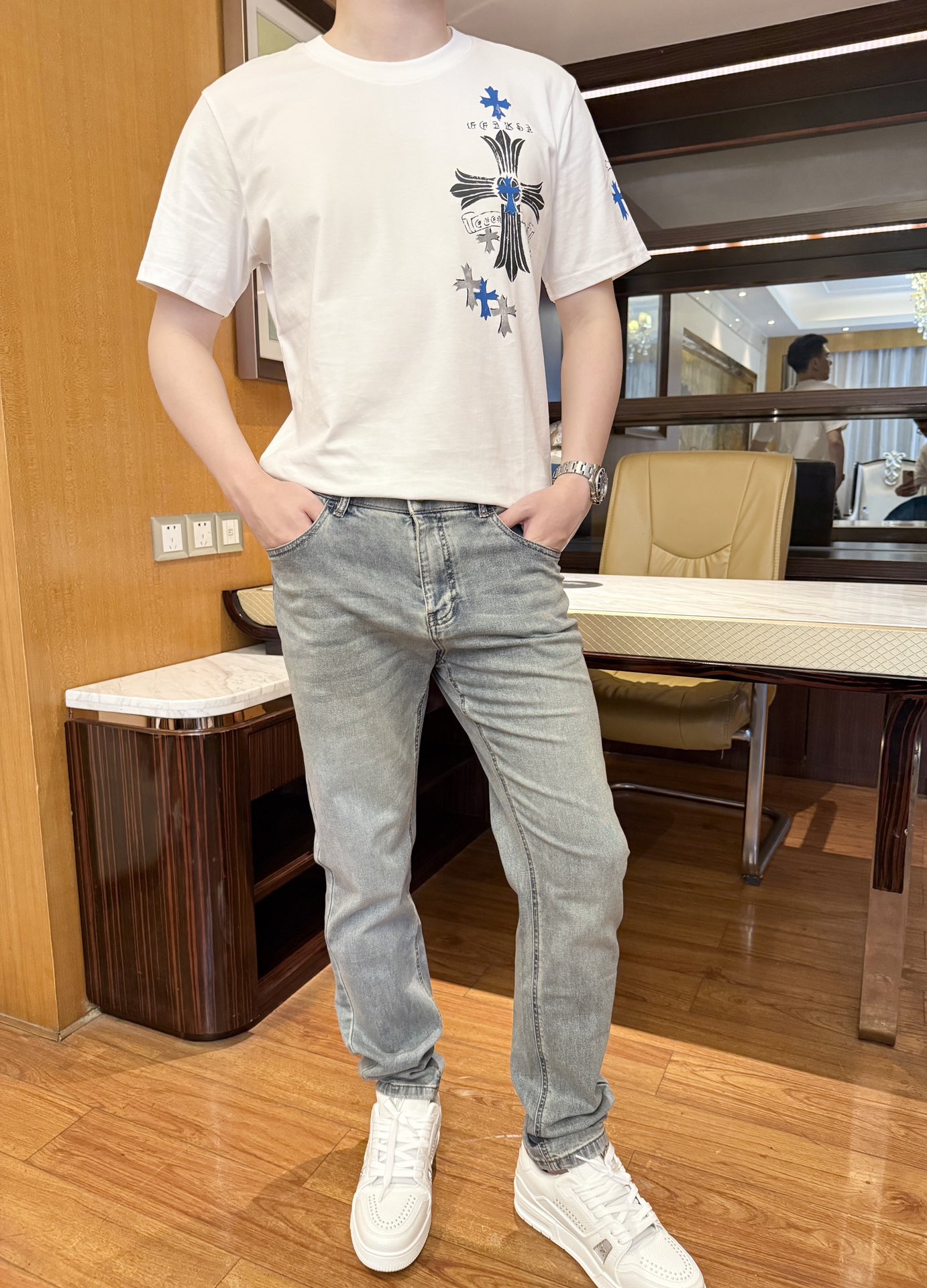 NO:453636,Givenchy-2025 latest jeans are available in the stock market and will be released simultaneously in Europe and the United States!  Selected Italian imported tannins fabrics with a straight slim fit design, the brand logo on the back pocket and the latest leather logo show off their taste, business and casual are very suitable. Size 29-38 (model 180/140 wears 33, with Hong Kong Lane Crawford gift box packaging), givennchy, jeans, alexander wang19860909纪梵希-2025最新款牛仔裤到货 欧美同步发售！精选意大利进口单宁面料搭配直筒修身设计,后袋上的品牌logo和最新皮标彰显品味 商务休闲都非常适合.尺码29-38（模特180/140穿33,配香港连卡佛礼盒包装）,,givenchy,jeans,alexander wang,Men's clothing