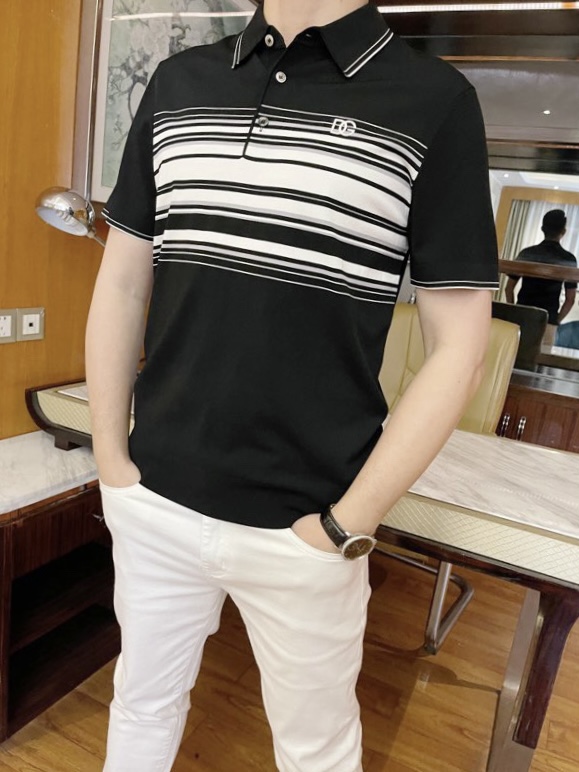 NO:453646,Dolce & Gabbana - the latest hot-selling Polo in 2025 counters, and hot-selling items in European and American counters!  Selected Italian imported Tennis knitted fabrics with simple and elegant designs, the exquisite English embroidery on the chest and the right contrasting colors show elegance. There is no need to say much about the effect of the upper body. The number of codes is 48-56 (model 173/130 wears 48, with Hong Kong Lane Crawford gift box packaging), Dolce & Gabbana, alexander wang19860909杜嘉班纳--2025专柜最新爆款Polo出货 欧美专柜热销单品！精选意大利进口天丝针织面料搭配简约大方的设计,胸前的精致的英文刺绣和恰到好处的撞色相当彰显雅致 上身效果不用多说.码数48-56（模特173/130穿48、配香港连卡佛礼盒包装）,,Dolce&Gabbana,alexander wang,Men's clothing