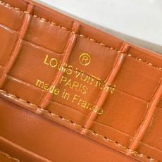 【广州货顶级原版】M86153 本款Capucines 迷你手袋为 Monogram 鳄鱼纹拼尖花和装饰 【广州货顶级原版】M86153 本款Capucines 迷你手袋为 Monogram 鳄鱼纹拼尖花和装饰