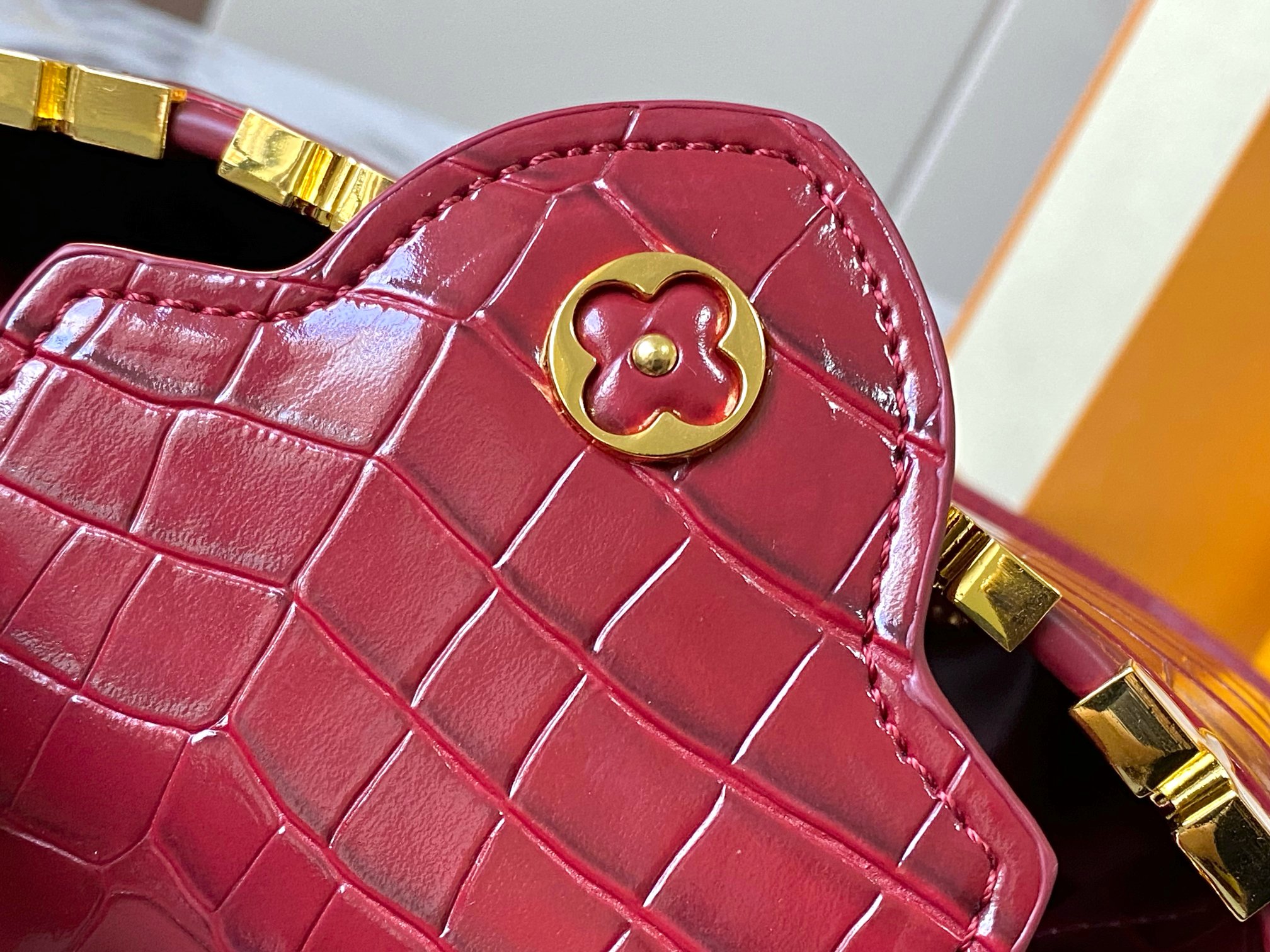 【广州货顶级原版】M86153 本款Capucines 迷你手袋为 Monogram 鳄鱼纹拼尖花和装饰