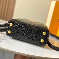 【广州货顶级原版】M86153 本款Capucines 迷你手袋为 Monogram 鳄鱼纹拼尖花和装饰 【广州货顶级原版】M86153 本款Capucines 迷你手袋为 Monogram 鳄鱼纹拼尖花和装饰