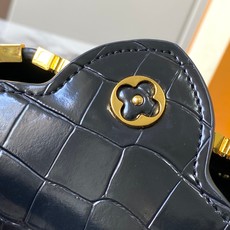 【广州货顶级原版】M86153 本款Capucines 迷你手袋为 Monogram 鳄鱼纹拼尖花和装饰 【广州货顶级原版】M86153 本款Capucines 迷你手袋为 Monogram 鳄鱼纹拼尖花和装饰
