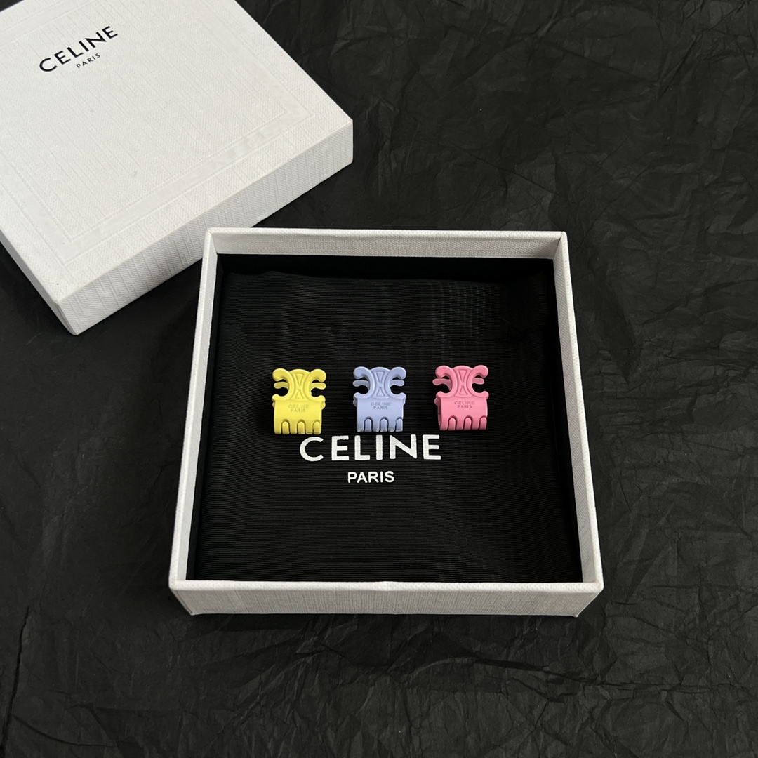 【】一套 、Celine 赛琳发夹 ™ 一直是简约时尚界的标杆大胆的设计 百看不厌▪️搭配起来更Fash