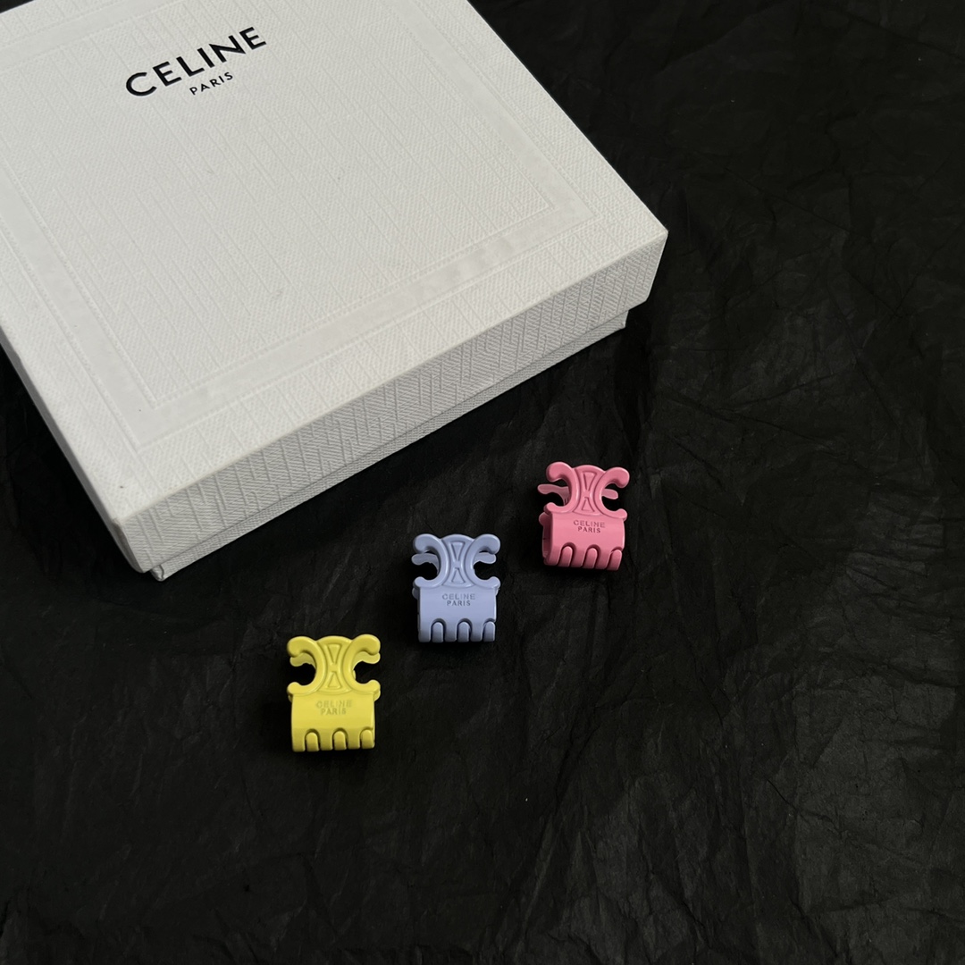 【】一套 、Celine 赛琳发夹 ™ 一直是简约时尚界的标杆大胆的设计 百看不厌▪️搭配起来更Fash