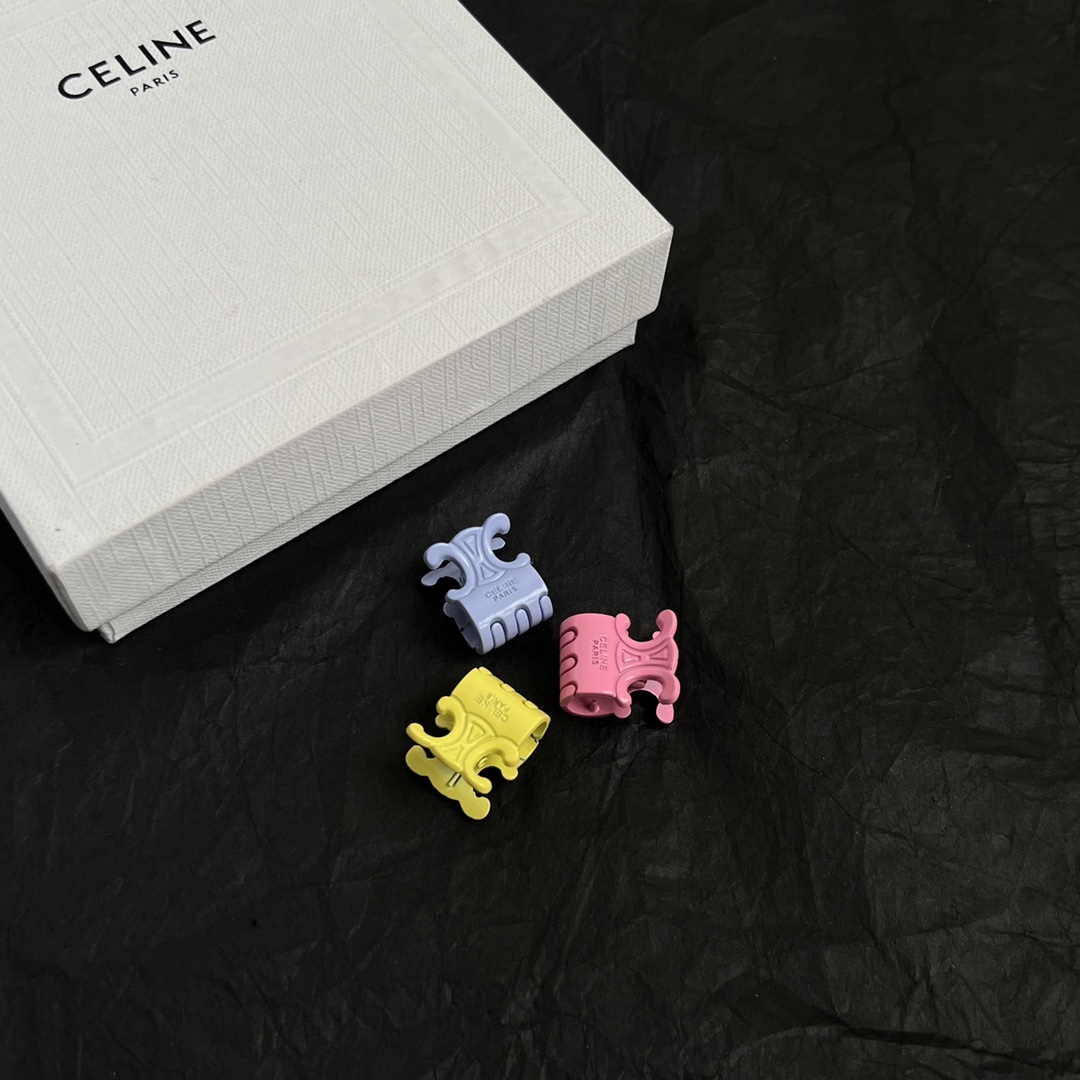 【】一套 、Celine 赛琳发夹 ™ 一直是简约时尚界的标杆大胆的设计 百看不厌▪️搭配起来更Fash