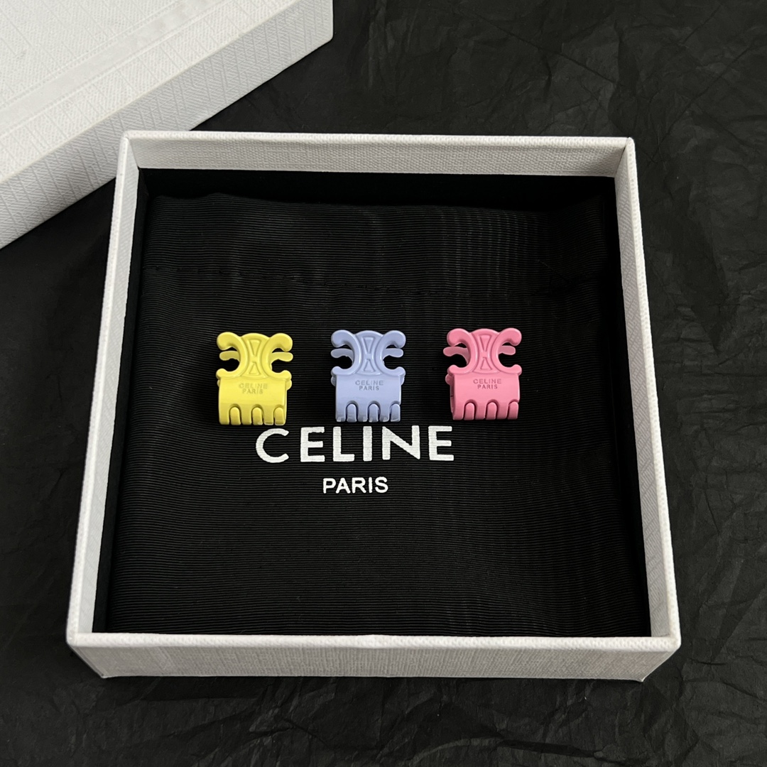 【】一套 、Celine 赛琳发夹 ™ 一直是简约时尚界的标杆大胆的设计 百看不厌▪️搭配起来更Fash