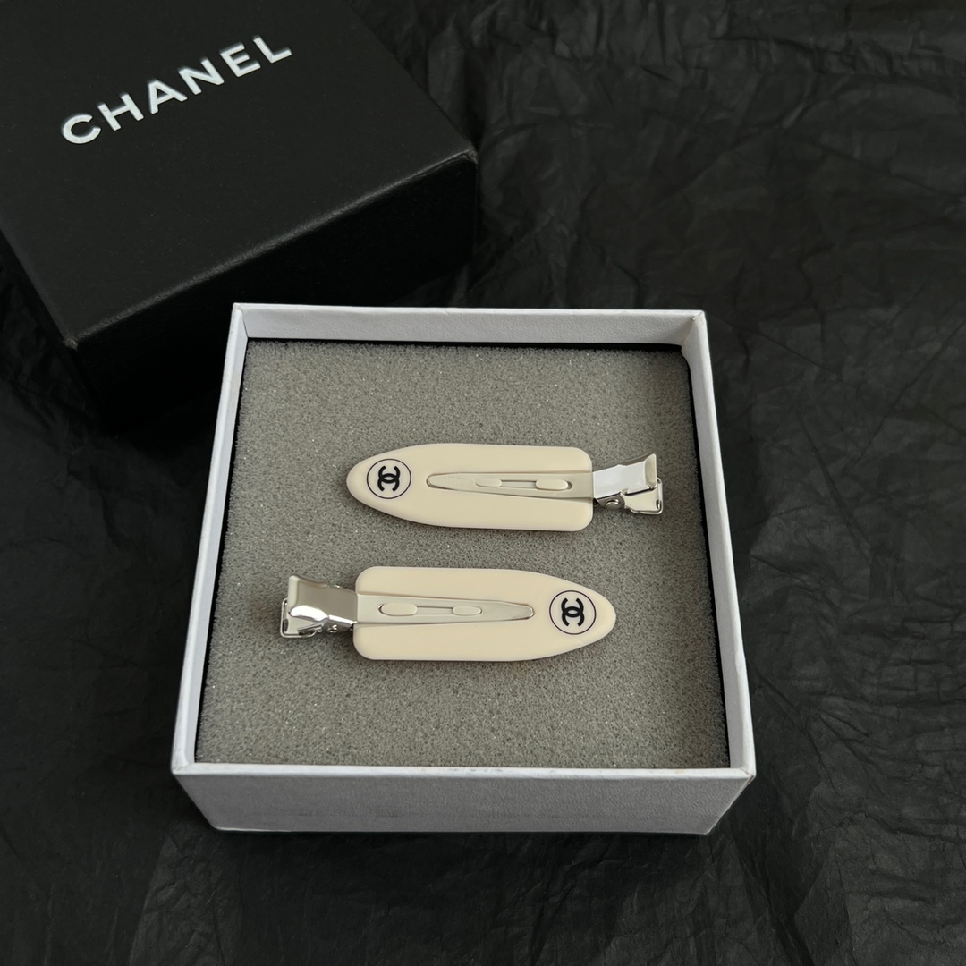 【】一对chaneL 小香中古发夹
超洋气的古铜色  配上经典双C家抓夹夹  
简直颜值爆棚 🤎太喜欢了