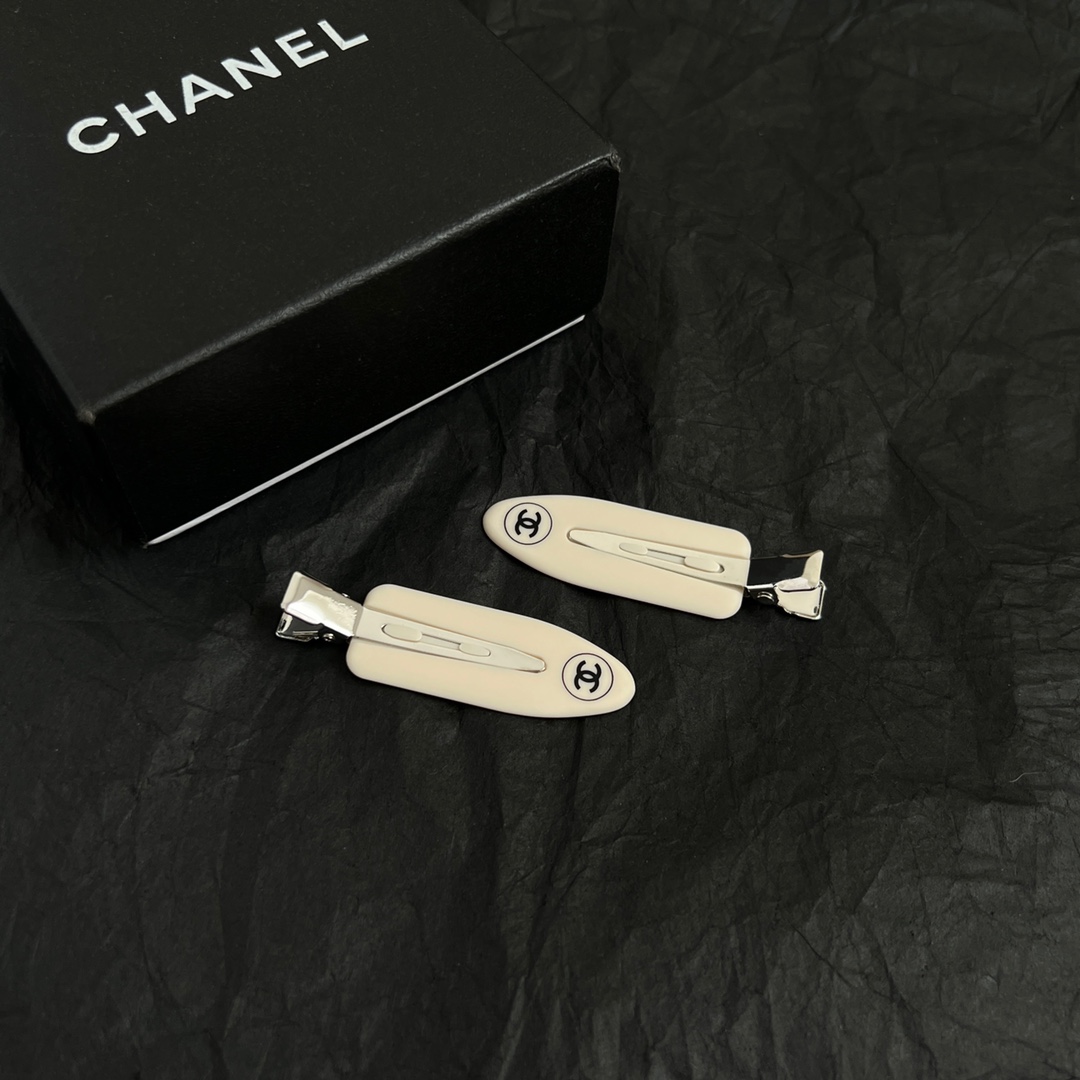 【】一对chaneL 小香中古发夹
超洋气的古铜色  配上经典双C家抓夹夹  
简直颜值爆棚 🤎太喜欢了
