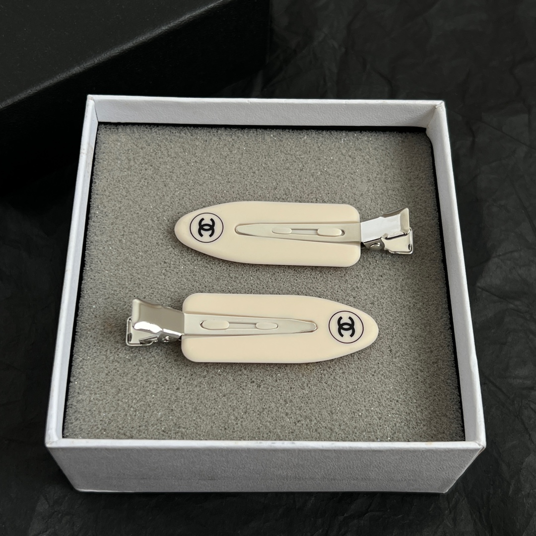 【】一对chaneL 小香中古发夹
超洋气的古铜色  配上经典双C家抓夹夹  
简直颜值爆棚 🤎太喜欢了
