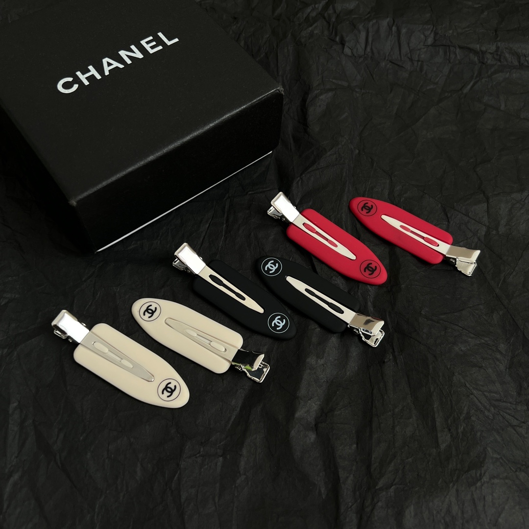 【】一对chaneL 小香中古发夹
超洋气的古铜色  配上经典双C家抓夹夹  
简直颜值爆棚 🤎太喜欢了