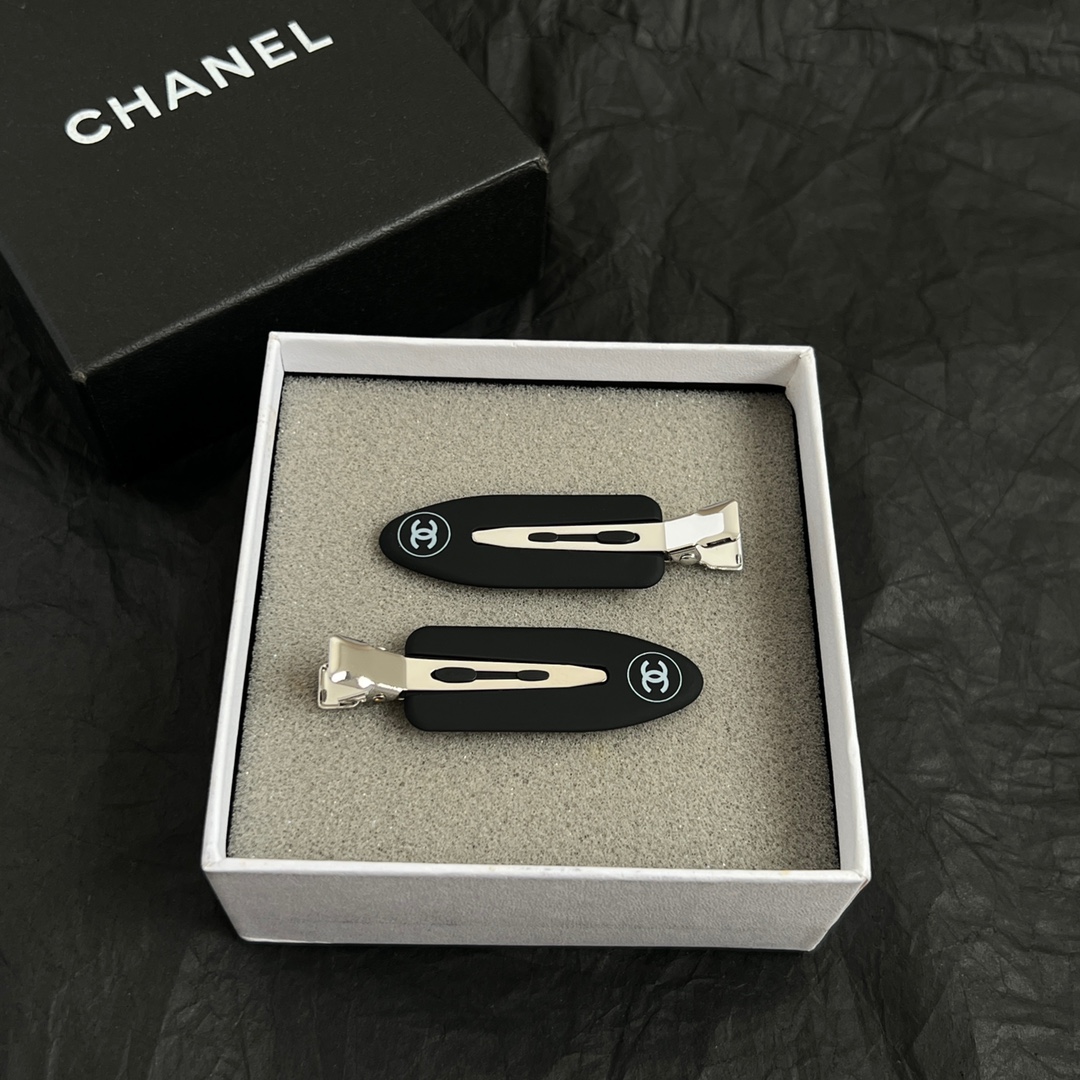 【】一对chaneL 小香中古发夹
超洋气的古铜色  配上经典双C家抓夹夹  
简直颜值爆棚 🤎太喜欢了