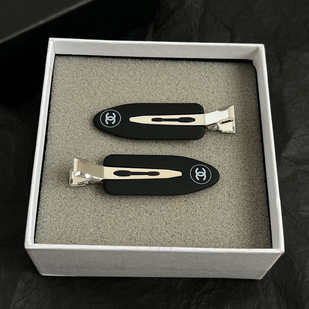 【】一对chaneL 小香中古发夹
超洋气的古铜色  配上经典双C家抓夹夹  
简直颜值爆棚 🤎太喜欢了