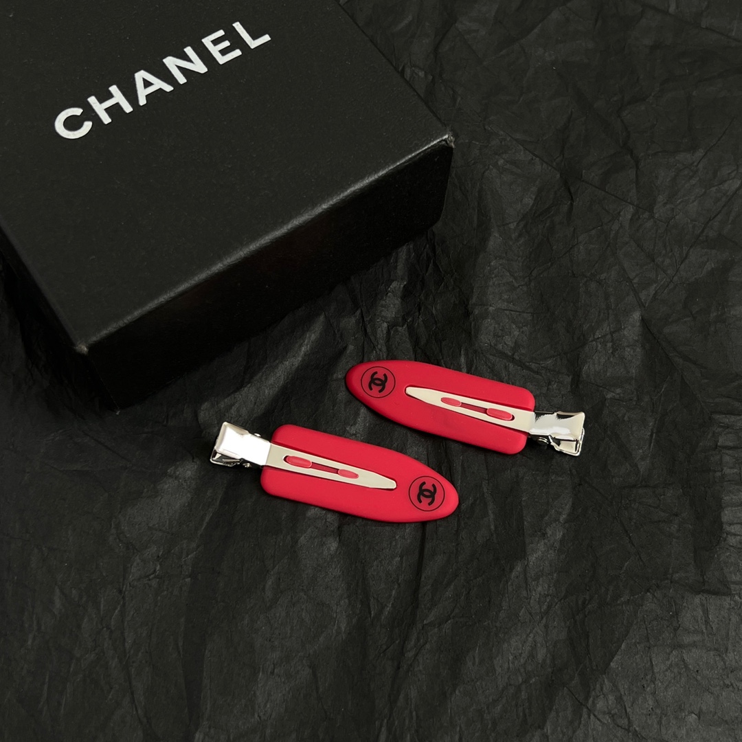 【】一对chaneL 小香中古发夹
超洋气的古铜色  配上经典双C家抓夹夹  
简直颜值爆棚 🤎太喜欢了