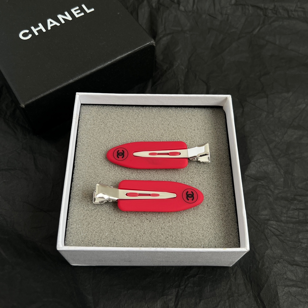 【】一对chaneL 小香中古发夹
超洋气的古铜色  配上经典双C家抓夹夹  
简直颜值爆棚 🤎太喜欢了