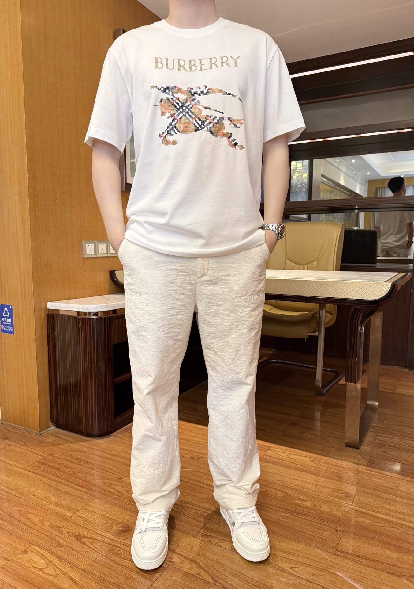 NO:453666,Burberry-2025 counter latest hot T-shirt shipment, hot-selling items in European and American counters!  Selected Italian imported fine cotton fabrics with the latest designs, the Pegasus design on the chest highlights fashion, and the upper body effect can be seen. S-XXL (model 180/140 wears M, with Hong Kong Lane Crawford gift box packaging), burberry,tees, t-shirt, alexander wang19860909巴宝莉-2025专柜最新爆款T恤出货 欧美专柜热销单品！精选意大利进口精棉面料搭配最新的设计,胸前的飞马设计彰显时尚 上身效果看得见.码数S-XXL（模特180/140穿M,配香港连卡佛礼盒包装）,,burberry,tees，t-shirt,alexander wang,Men's clothing