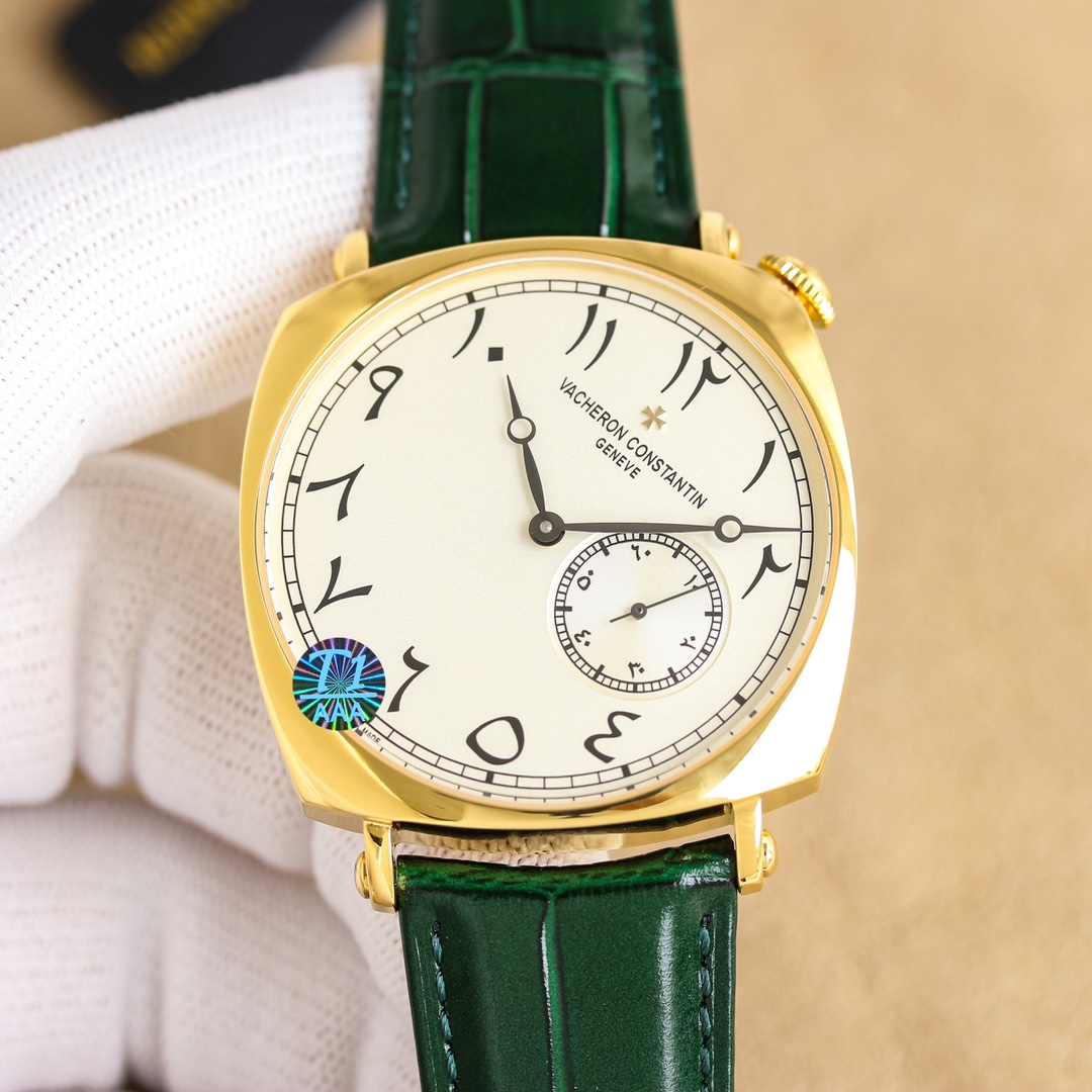 NO:339229,White and gold [Factory wall crack recommendation] Jiang Shi. Denton's historical masterpiece series American 1921 watch series!  1 Equipped with a customized Dandong 2824 two-pin half movement, strong stability!  2 40MM in diameter, the unique and memorable pillow case is based on the early cushion-shaped case design, blending the current noble materials, craftsmanship and aesthetic concepts to reshape the classics!  The crown is off the center and is located in the upper right corner of the case, making it more comfortable to wear. At the same time, this design also comes from the early cushion-shaped watches!  4 The dial scale is based on the case as a reference and is arranged diagonally, which is very distinctive; the dial is decorated with a polished pink gold Malta cross at 12 o'clock, making the dial more prominent! 5 Black oxidized hour and minute hands, rod-shaped black oxidized small seconds hands, elegant and unique!  The 6 watch back uses a transparent sapphire crystal case back and is locked with screws, allowing the exquisite polishing of Vacheron Constantin's top movement to be seen at a glance. The 7 watch is equipped with a hand-sewn square calfskin strap, which is furnished half-Malta cross-design needle buckle!  ,vacheron,cowhide19860909白 金【Factory墙裂推荐】江诗.丹顿历史名作系列American 1921腕表系列！ 1搭载定制版丹东2824二针半机芯,稳定性强！ 2直径40MM,独具纪念意义的枕形表壳,以早期靠垫形表壳设计为蓝本,融合现在高贵材质、工艺和美学理念,重塑经典！ 3表冠偏离中央,位于表壳右上角,令佩戴更为舒适,同时,此设计同样来源于早期的靠垫形腕表！ 4盘面刻度以表壳为参照物,呈对角线排列,极具特色；盘面12点钟位置饰有磨光粉红金马耳他十字,令表盘更为突出! 5黑色氧化时针及分针,棒形黑色氧化小秒针,优雅而别致！ 6表背采用透明蓝宝石水晶表底盖,以螺丝锁紧,让江诗丹顿顶级机芯的精致打磨一览无余. 7腕表搭配有手工缝制方形小牛皮表带,表带上配磨光半马耳他十字设计针式表扣！,,vacheron,cowhide,Watch