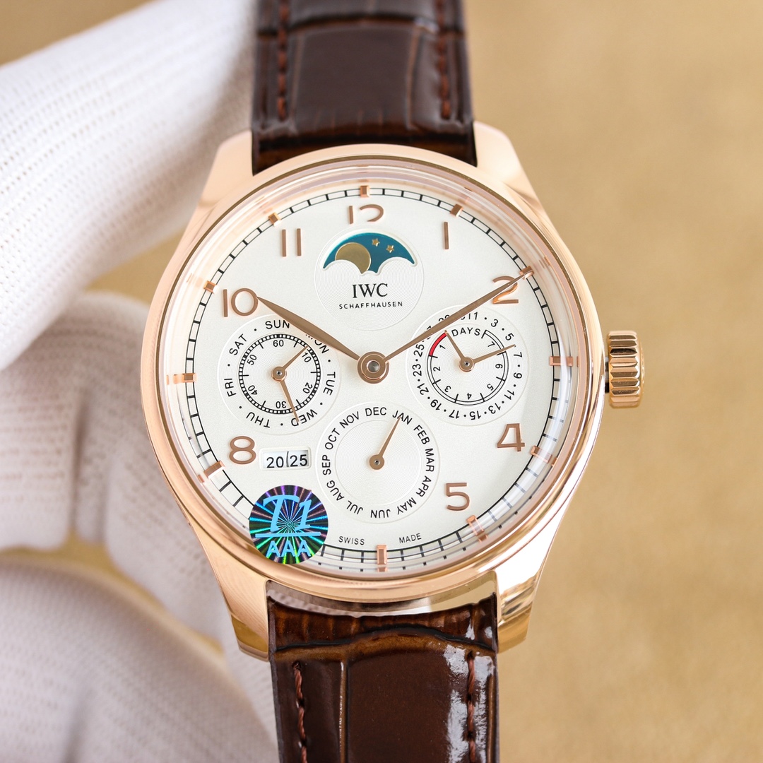 NO:339242,White Gold GR new product The Portuguese Perpetual Calendar watch is the most complex in the reproduction world. All functions are synchronized with original functions, and all functions are adjusted through the head control. 1 [Function Introduction] The sun, moon and stars at 12 o'clock, the small second hand and week hand are displayed at 9 o'clock, and the year hand at 6 o'clock is linked to the year display at 7 o'clock. The year beating every 12 months, and the 3 o'clock is the most classic power display pointer and date display. 2 [Fine workmanship] The shell adopts the same three-piece set structure of the original version, with wire drawing in the middle, polished on the upper and lower shells, and the mirror adopts a high-cost pot-shaped sapphire to enhance its texture. 3 [Movement Performance] Size 42.2mmX14.9mm, the movement uses a Japanese imported movement, which is efficient and stable, with a power time of more than 72 hours. A complex perpetual calendar module is installed, and all functions are synchronized with original products and head adjustment.  4 [Precautions] Because the perpetual calendar module is very complicated, the time will be adjusted before shipment, and the customer can just go directly to the chain and wear it. Please do not adjust it easily. Since the movement is equipped with upgraded functions, 0-6 am is the restricted area. When it is really necessary to adjust, first adjust the time to 6 o'clock before debugging other functions.,,iwc19860909白 金 GR新品 万国葡萄牙系列万年历腕表,复刻界最复杂的腕表,所有功能同步原装,所有功能调节通过把头控制. 1【功能介绍】12点日月星辰,9点钟独立小秒针和星期指针显示,6点钟月份指针,同时联动7点钟位置的年份显示,每12个月年份跳动一下,3点钟则是最经典的动力显示指针和日期显示. 2【做工精细】外壳采用原版同样的三件套结构,中间拉丝,上下壳为抛光,镜面采用高成本的锅盖形蓝宝石,使其质感提升. 3【机芯性能】尺寸42.2mmX14.9mm,机芯采用日本进口机芯,高效稳定,动力时间长达72小时以上,进行加装复杂的万年历模块,而且同步所有功能实现同步原装通过把头调节. 4【注意事项】由于万年历模块十分复杂在出货前都会调准时间,客户收到直接上链上手佩戴即可,请不要轻易乱调,由于机芯加装升级功能,凌晨0-6点为禁区.确实需要调节时,先把时间调到6点后再调试其他功能.,,iwc,Watch