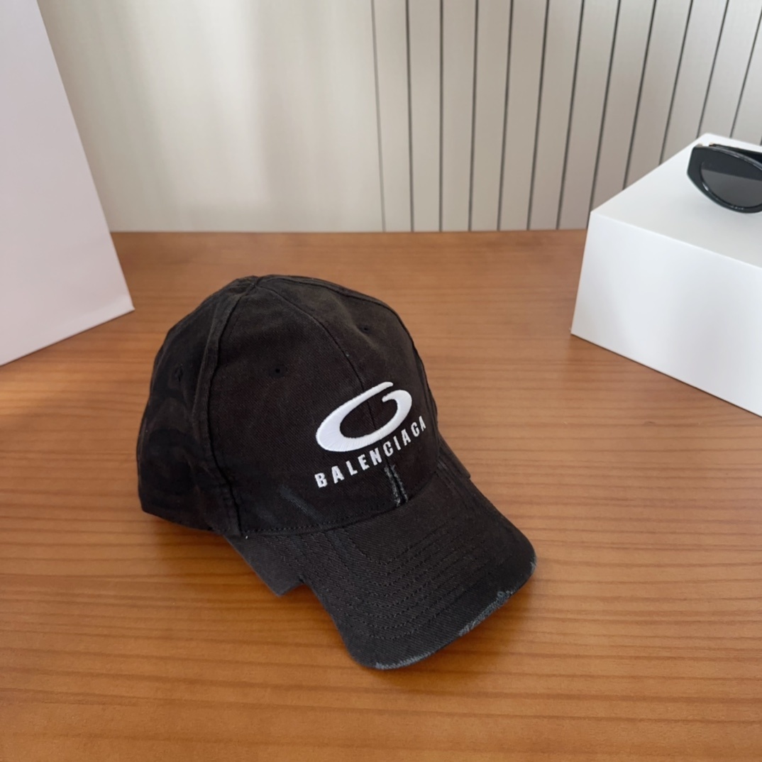 新品Balencia*a 巴黎世家刺绣字母新款棒球帽
现货秒发🧢简约时尚超级无敌好看的帽子!情侣款!
