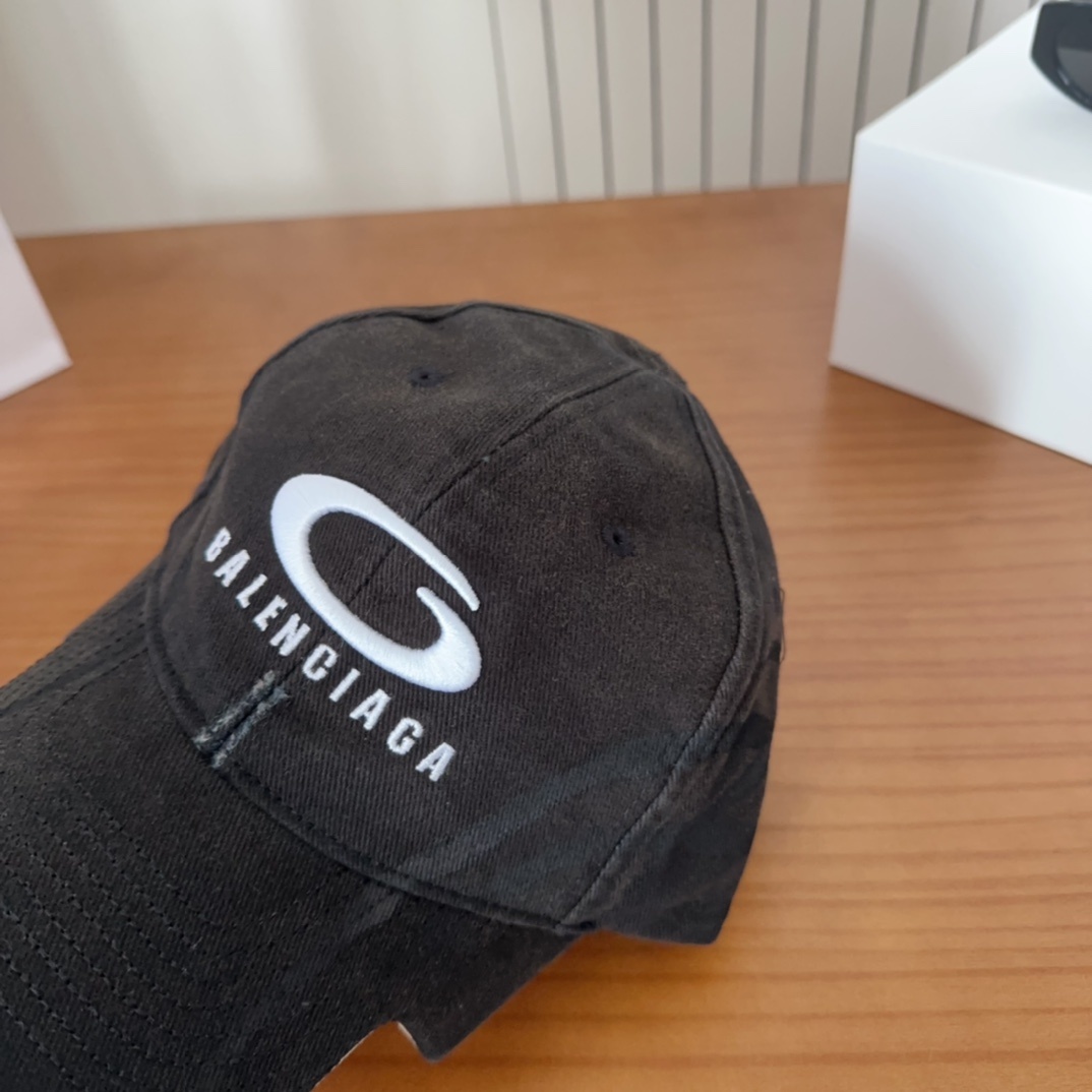 新品Balencia*a 巴黎世家刺绣字母新款棒球帽
现货秒发🧢简约时尚超级无敌好看的帽子!情侣款!