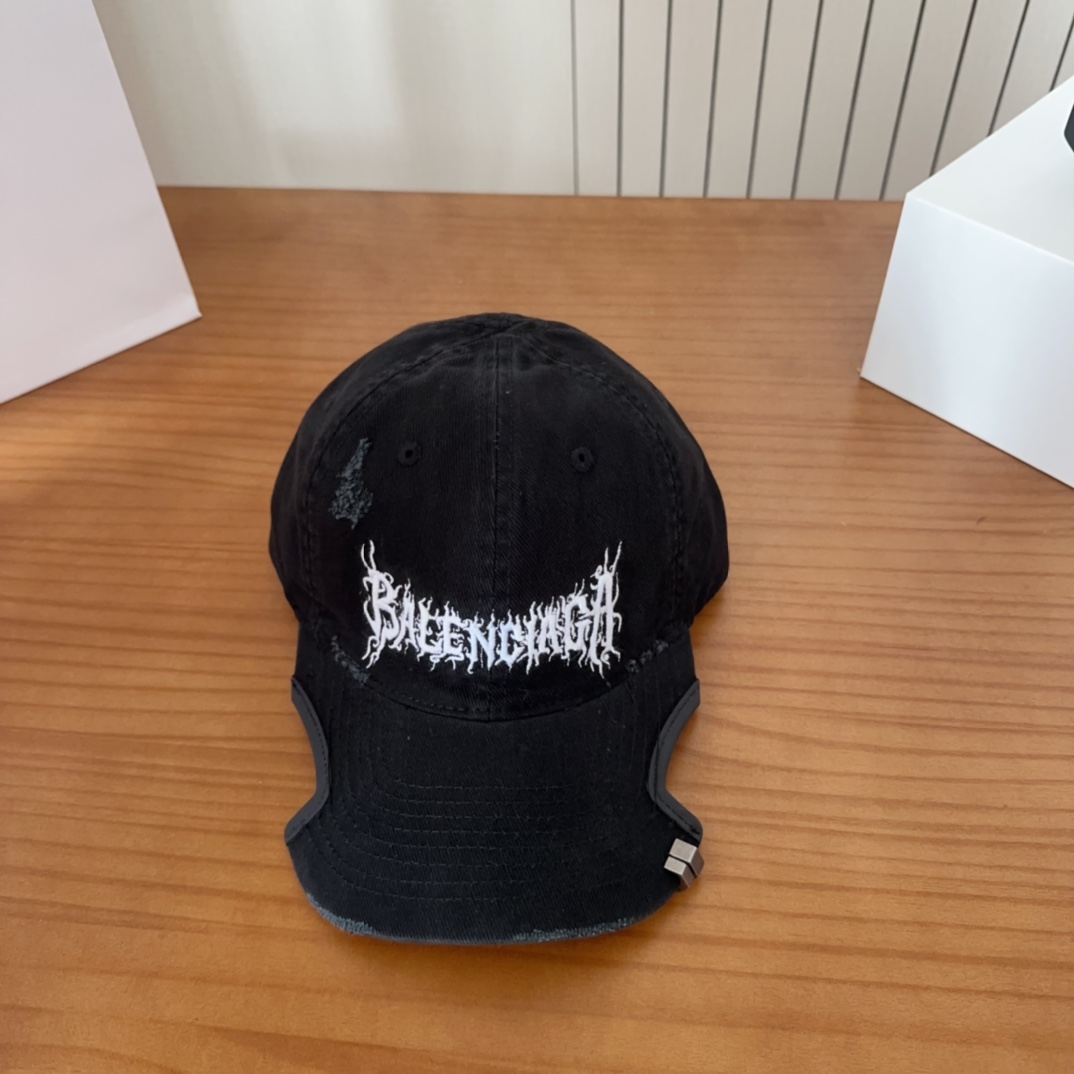 

Balencia*a 巴黎世家新款棒球帽
 🧢简约时尚超级无敌好看的帽子！