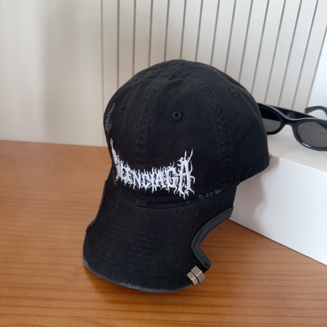 

Balencia*a 巴黎世家新款棒球帽
 🧢简约时尚超级无敌好看的帽子！