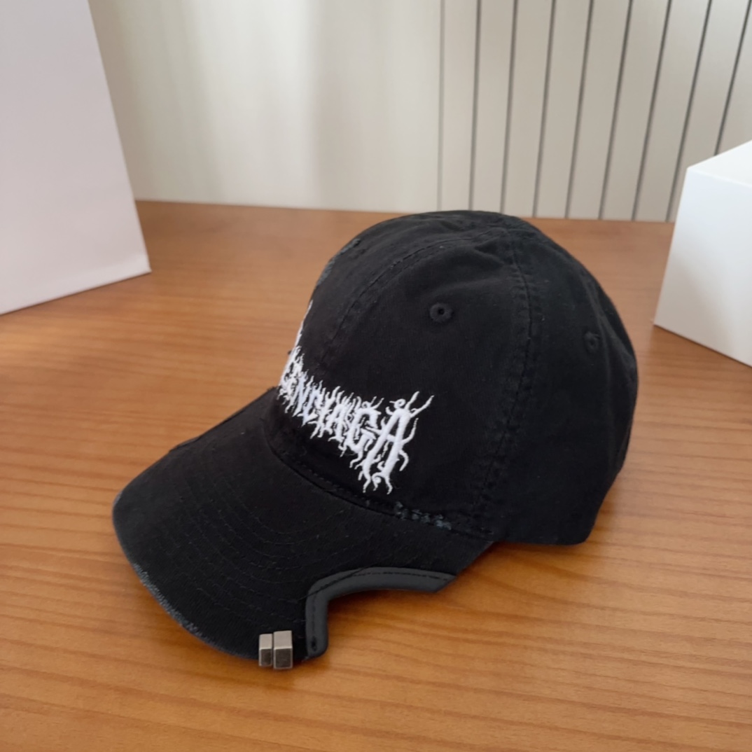 

Balencia*a 巴黎世家新款棒球帽
 🧢简约时尚超级无敌好看的帽子！