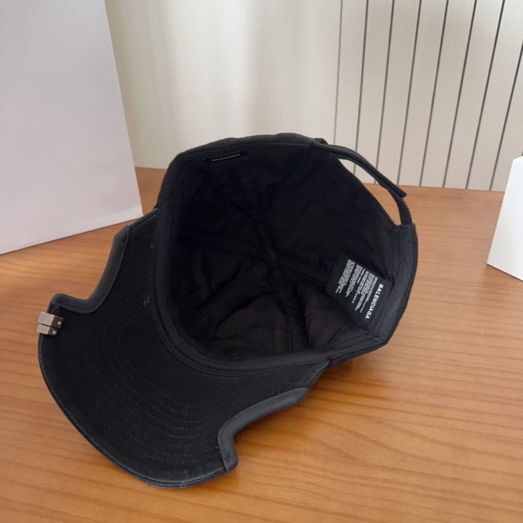 

Balencia*a 巴黎世家新款棒球帽
 🧢简约时尚超级无敌好看的帽子！