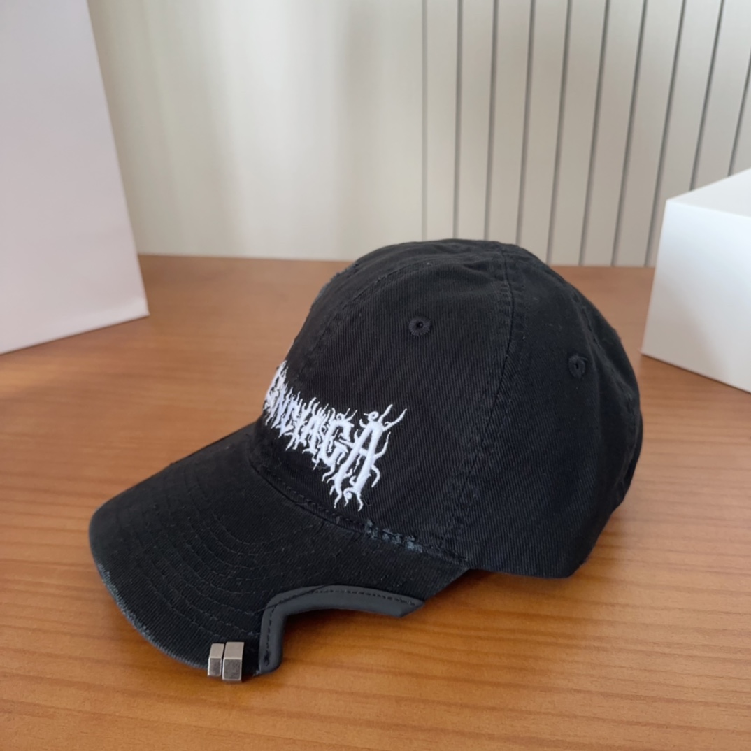 

Balencia*a 巴黎世家新款棒球帽
 🧢简约时尚超级无敌好看的帽子！